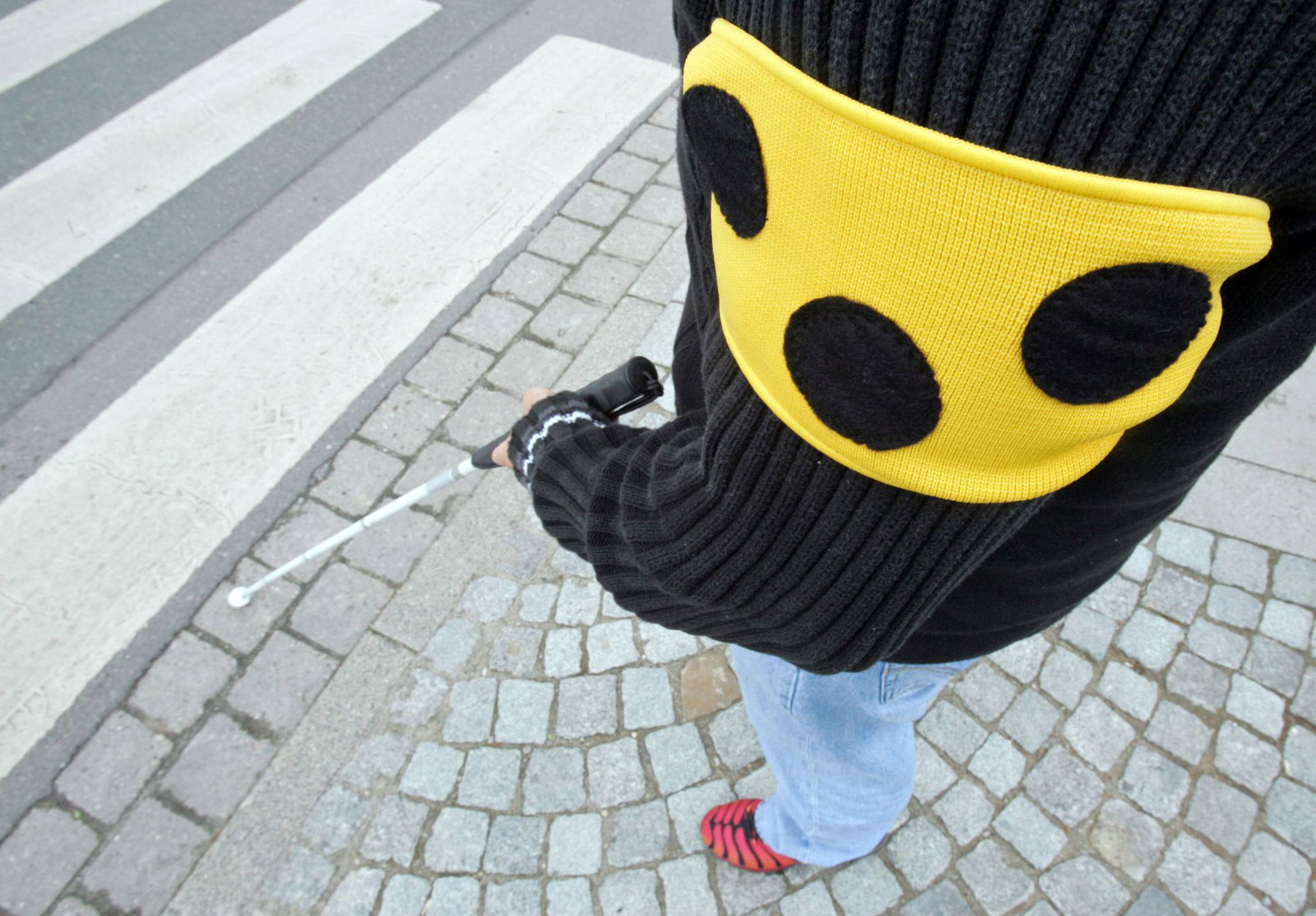 Der blinde Hundebesitzer vermutet ein Kind mit Tretroller hinter der Tat. (Symbolbild)