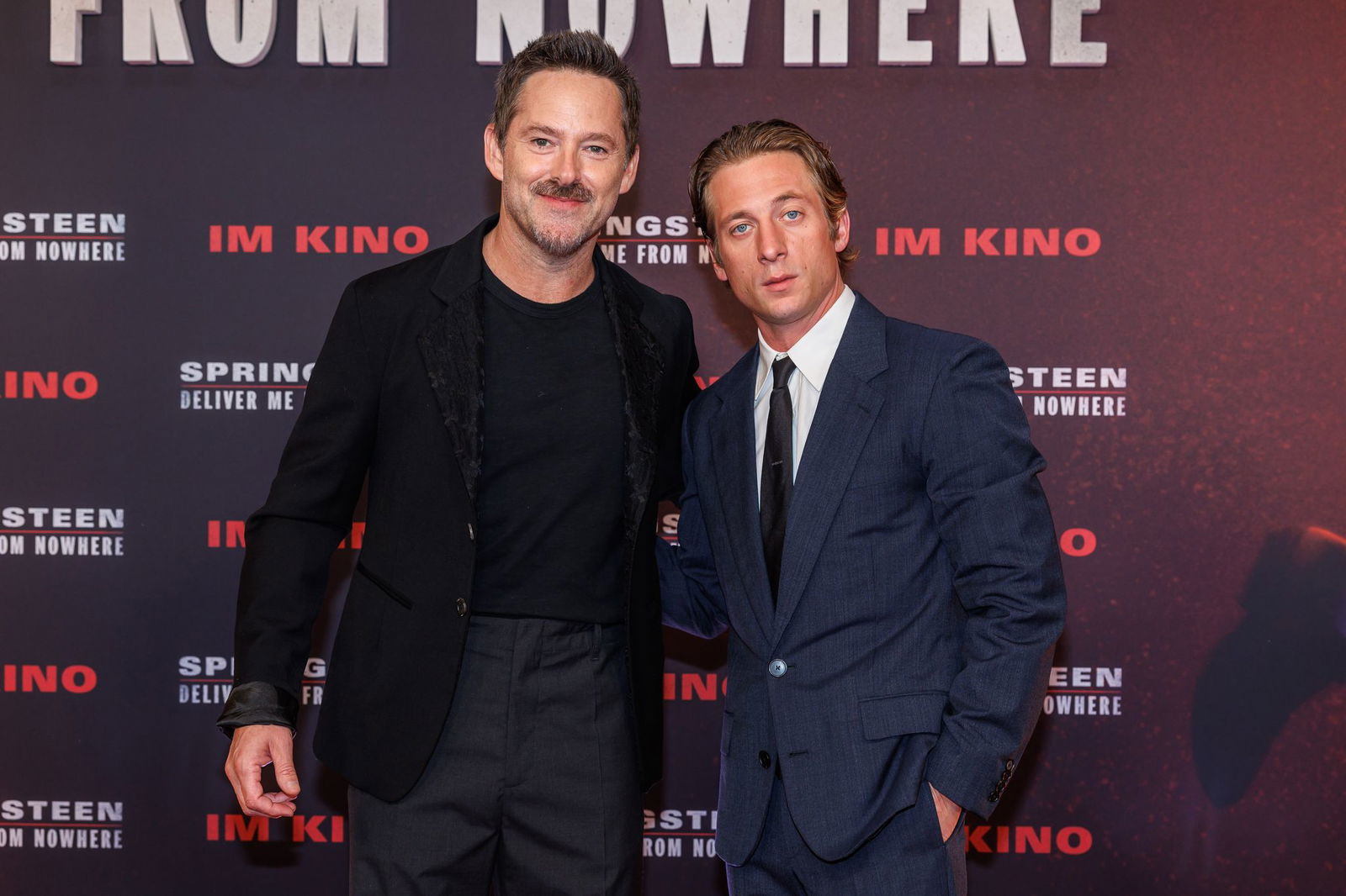 Regisseur Scott Cooper (l) und Schauspieler Jeremy Allen White kamen zur Premiere nach Berlin. 