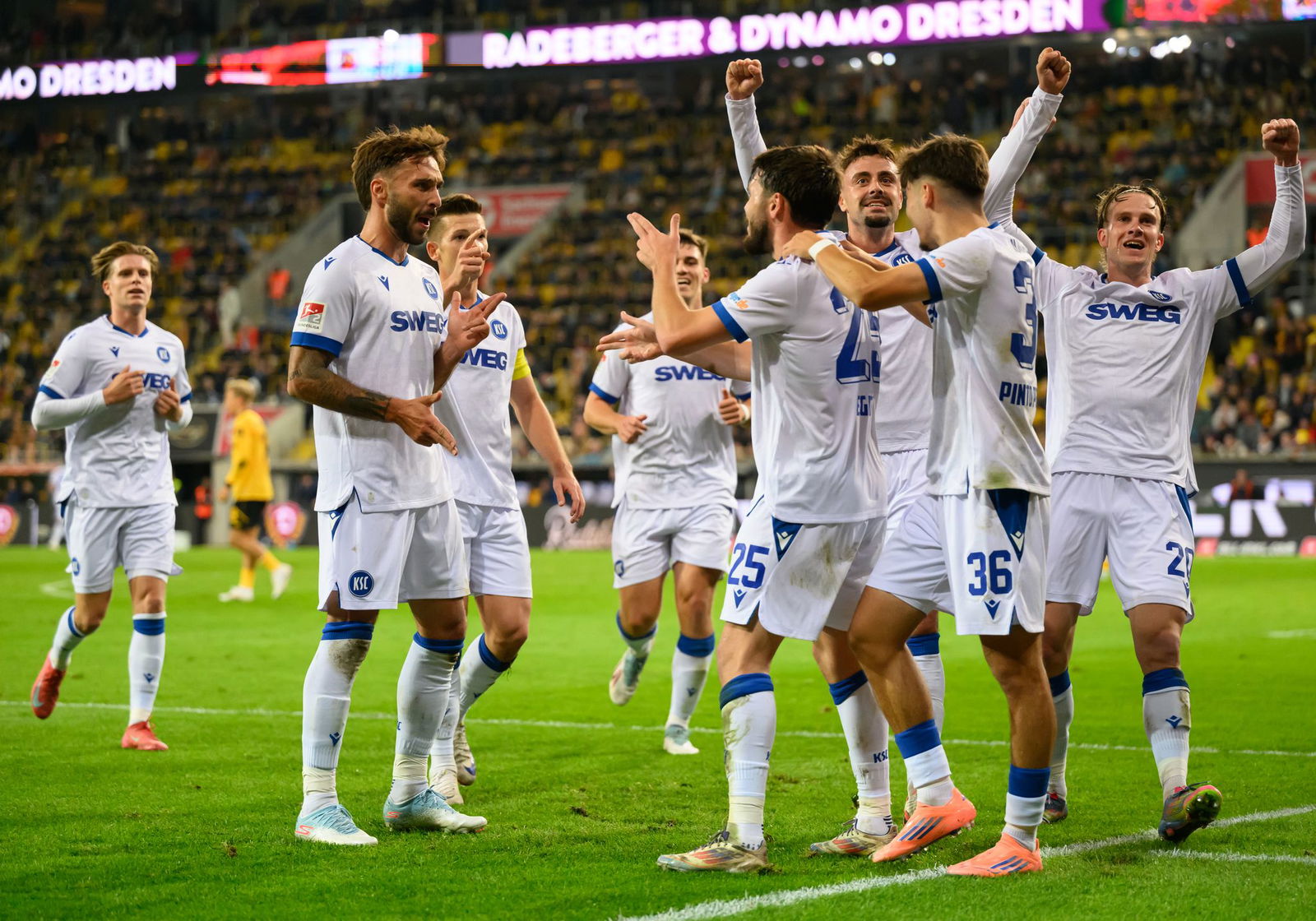 Lilian Egloff (Karlsruher SC, 5.v.l.) jubelt nach seinem Tor zum 1:2 mit seinen Mitspielern.