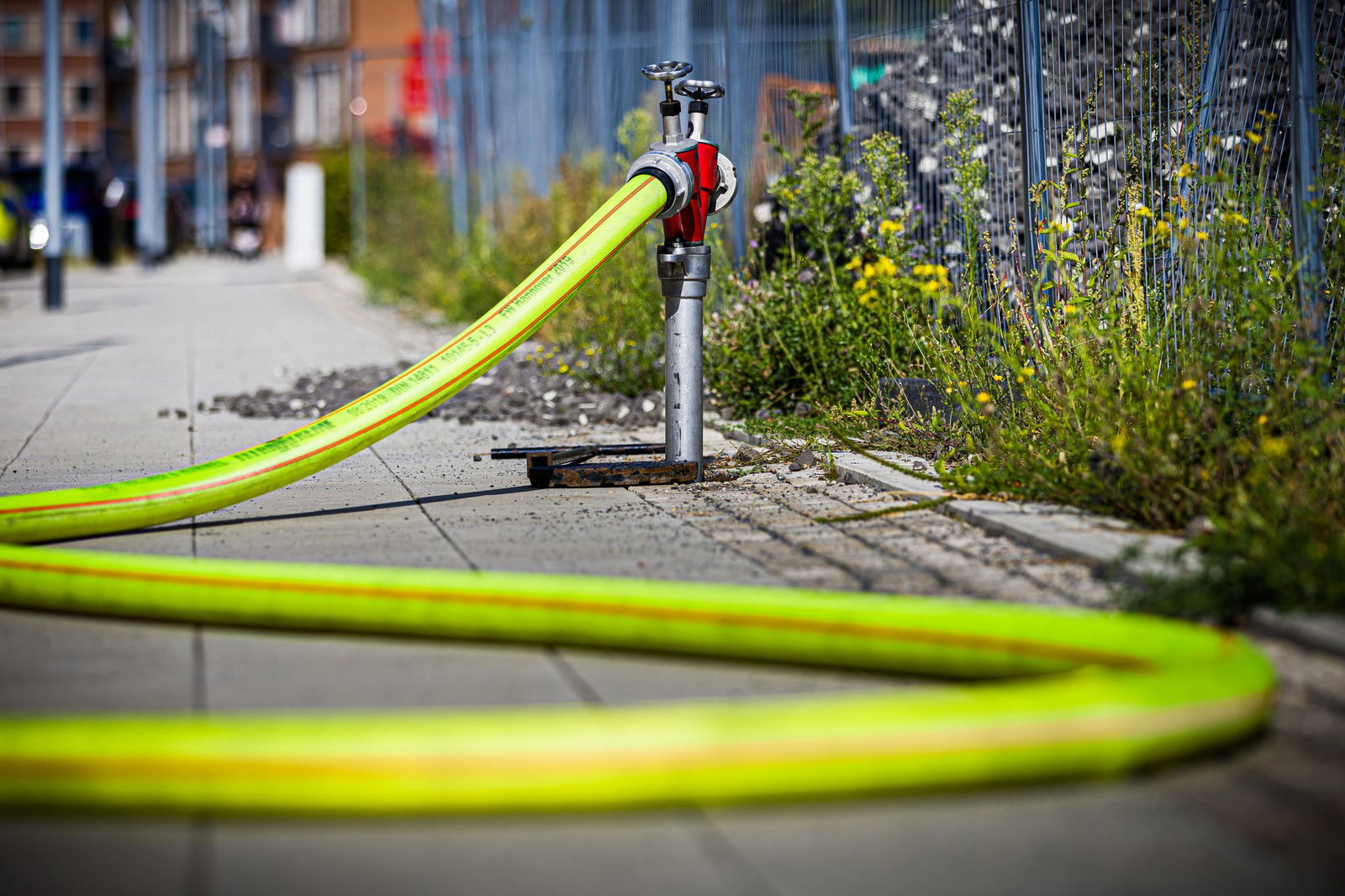 Feuerwehrleute löschen ein brennendes Wohnhaus. (Symbolbild)