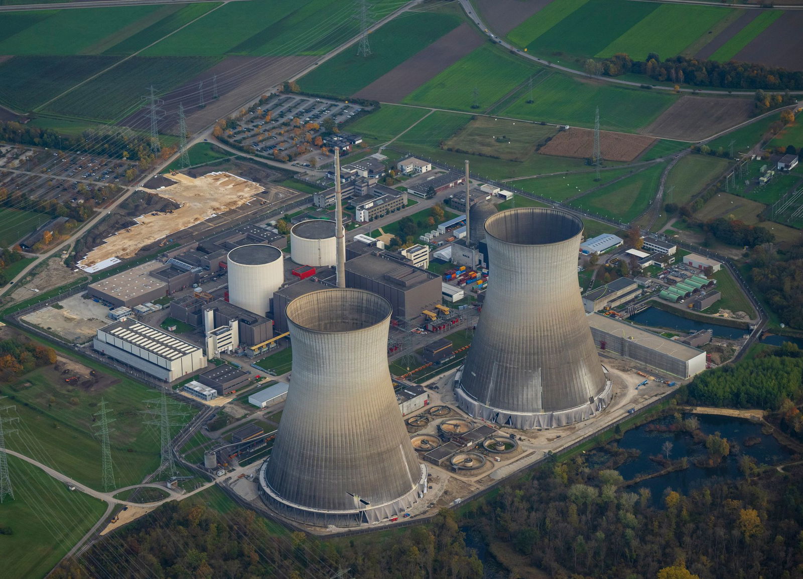 Die beiden Kühltürme des früheren Kernkraftwerks Gundremmingen sollen am Samstag genau um 12.00 Uhr gesprengt werden. (Archivbild)