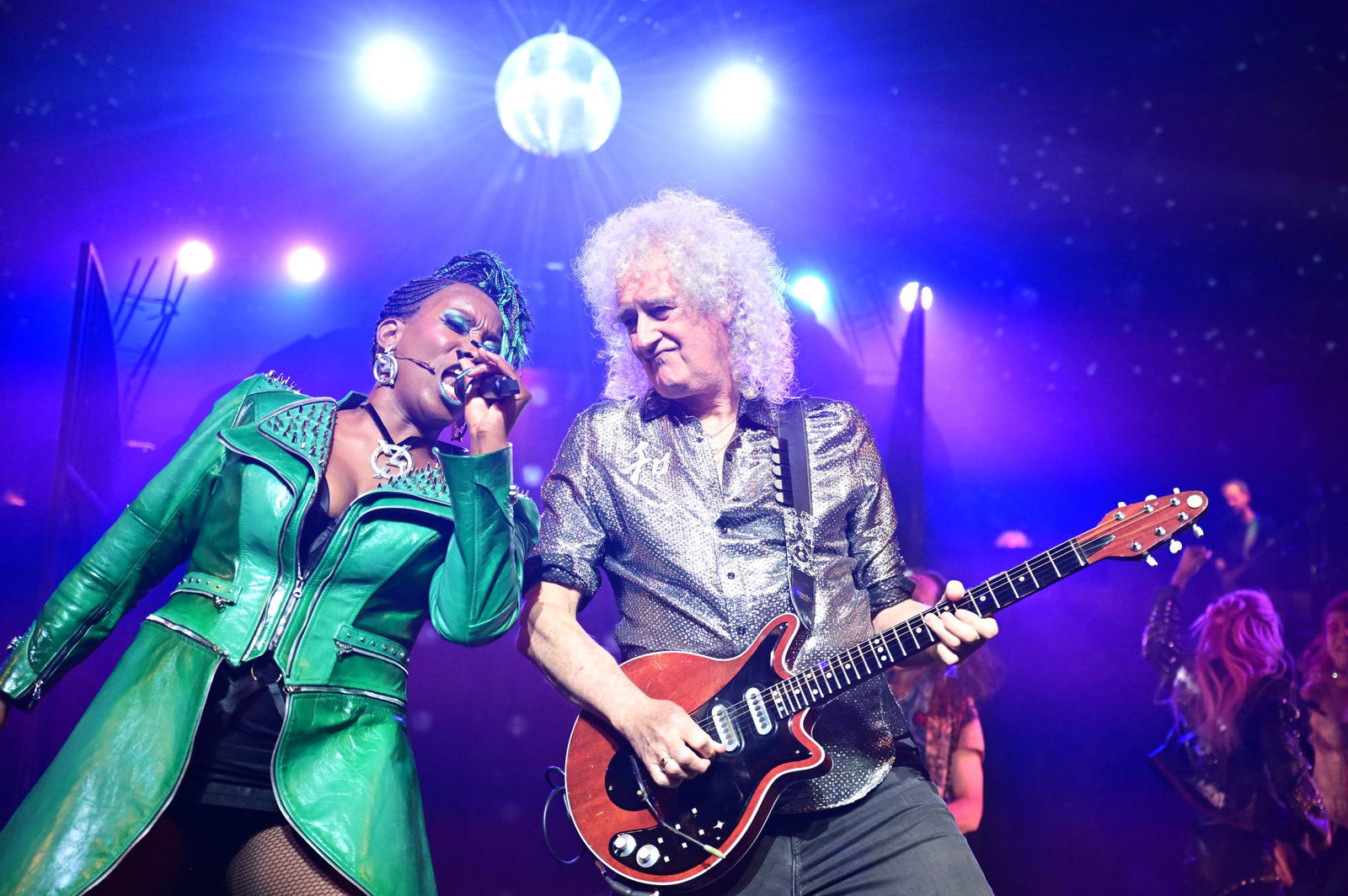 Der Gitarrist stand gemeinsam mit den Musicaldarstellern auf der Bühne.