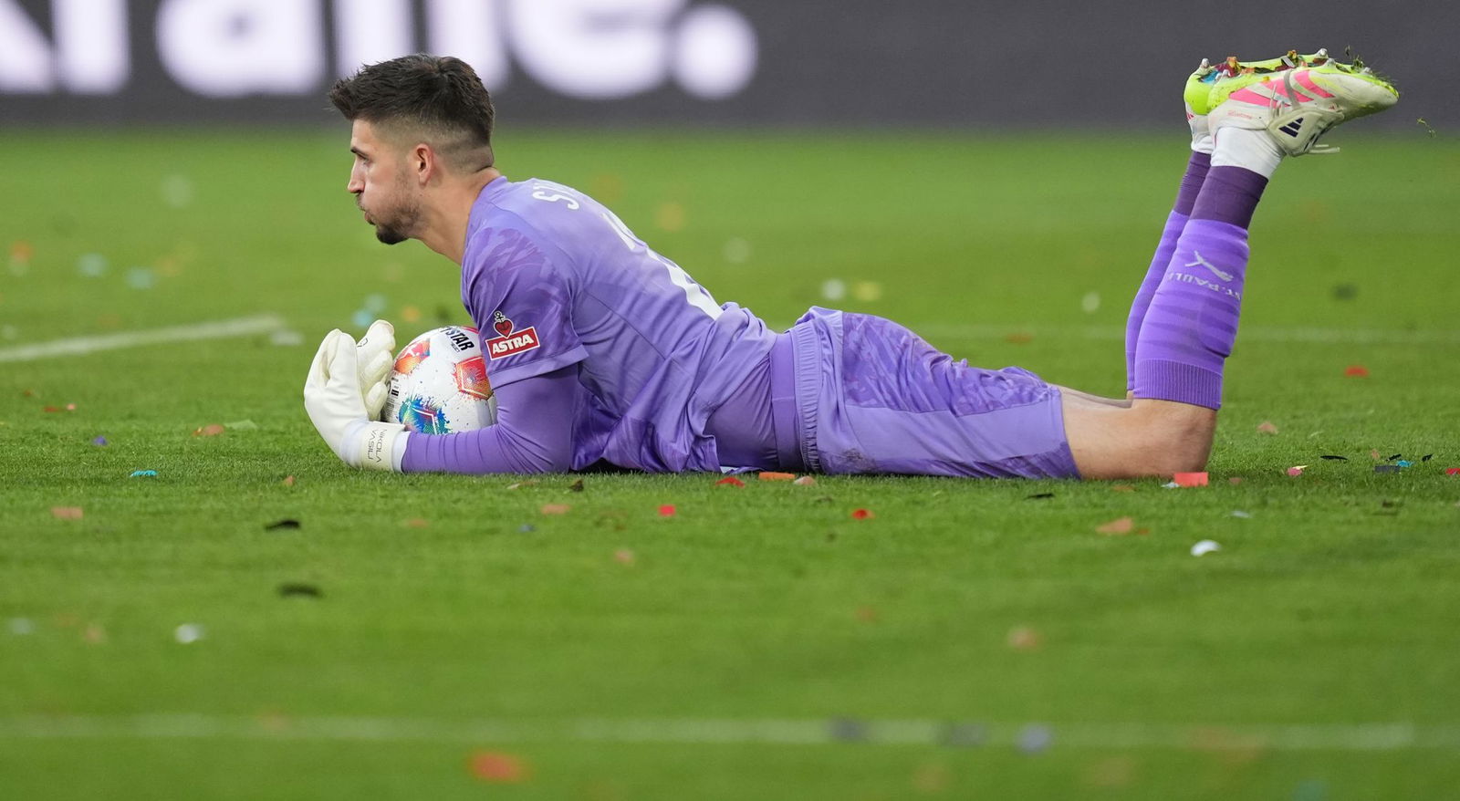 Torwart Nikola Vasilj (FC St. Pauli) sichert den Ball.