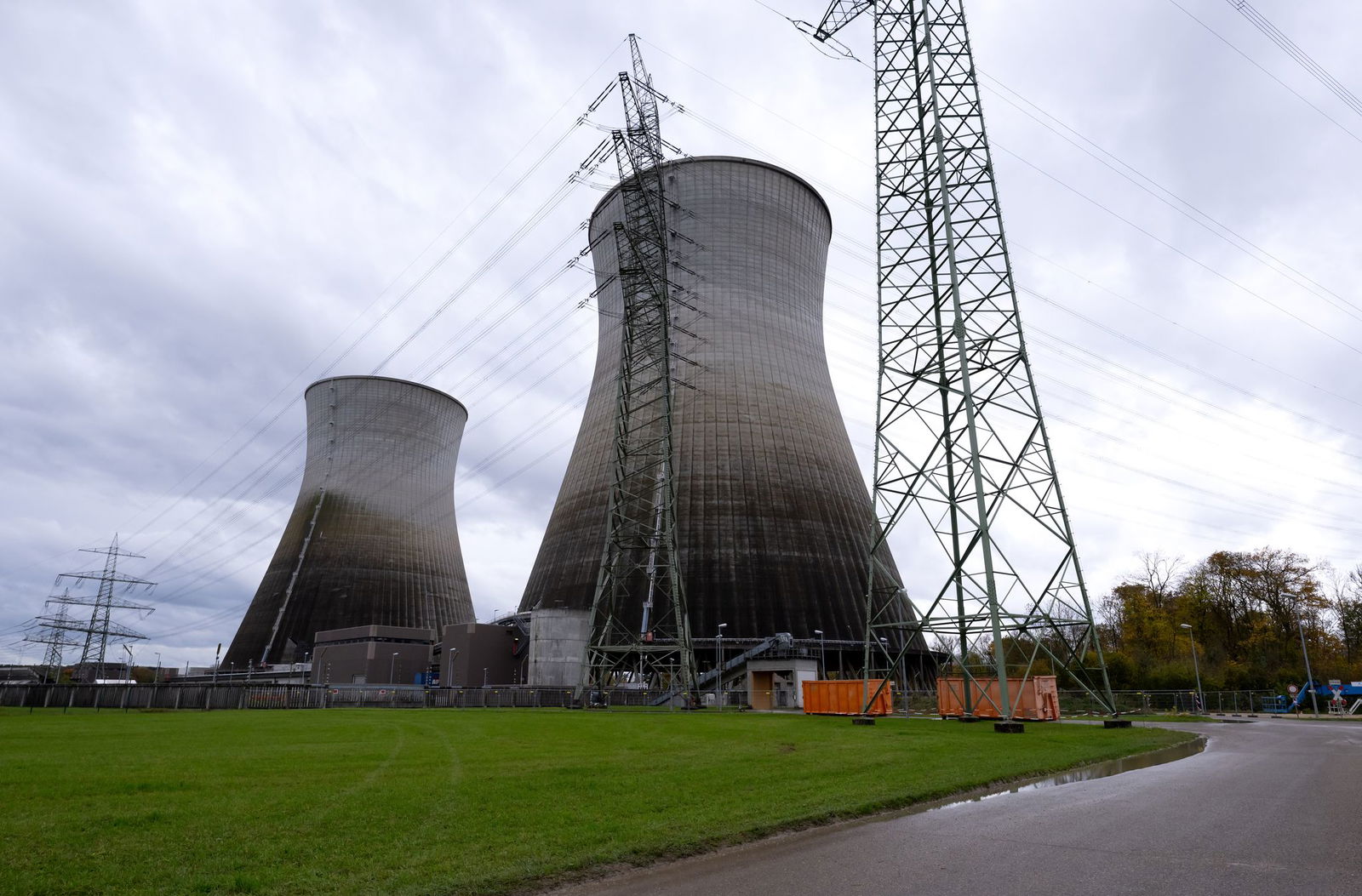 Die beiden Kühltürme des früheren Kernkraftwerks Gundremmingen sollen am Samstag genau um 12.00 Uhr gesprengt werden. (Archivbild)