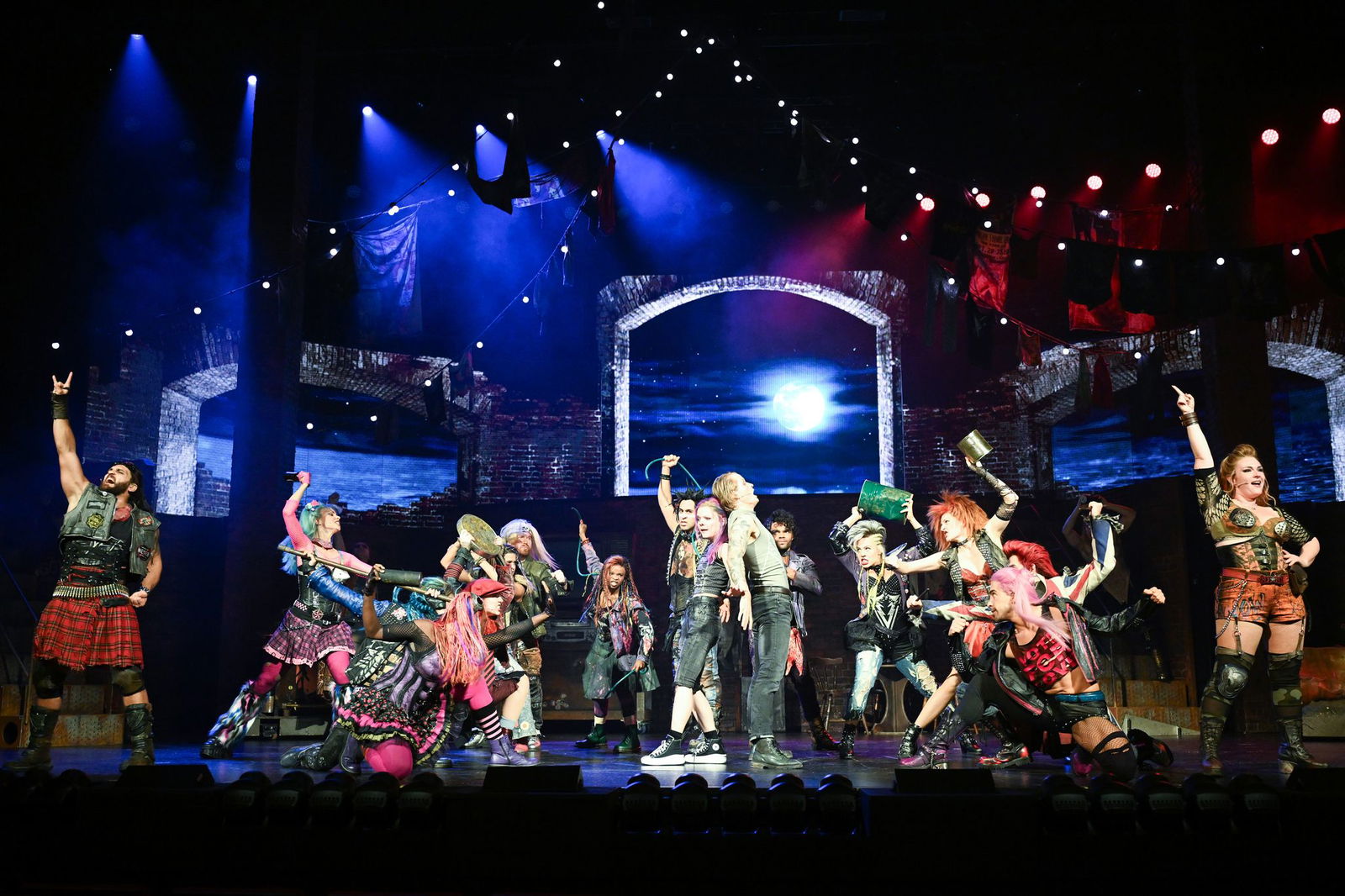 Perücken und LED-Wände: Die Show ist schrill und laut.