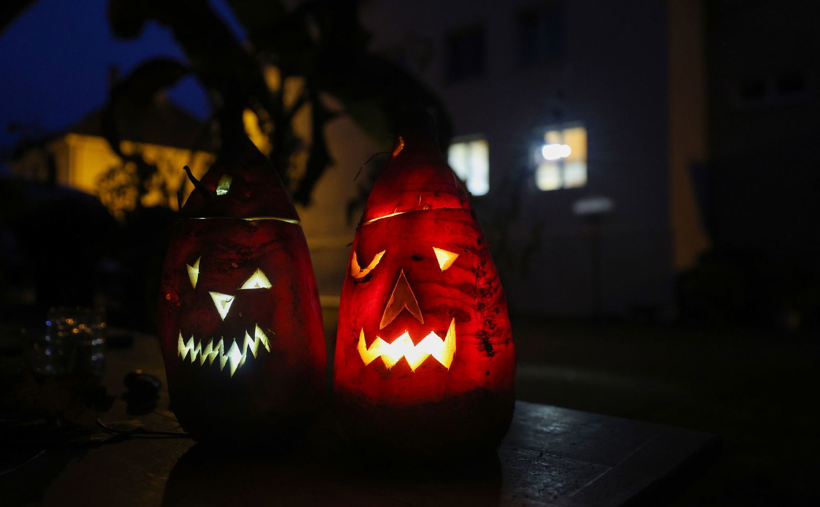 Die ausgehöhlten und mit Kerzen ausgeleuchteten Rüben werden vor Häusern aufgestellt, manchen Orts gibt es auch Rübengeisterumzüge. (Archivbild) 