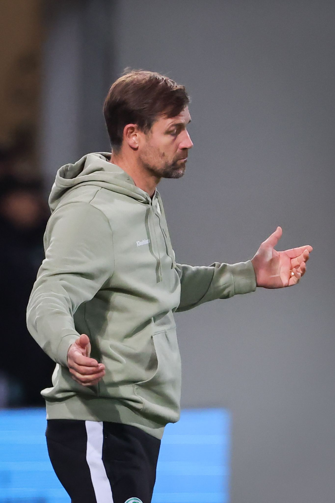 Nichts klappt: Fürths Trainer Thomas Kleine hadert.