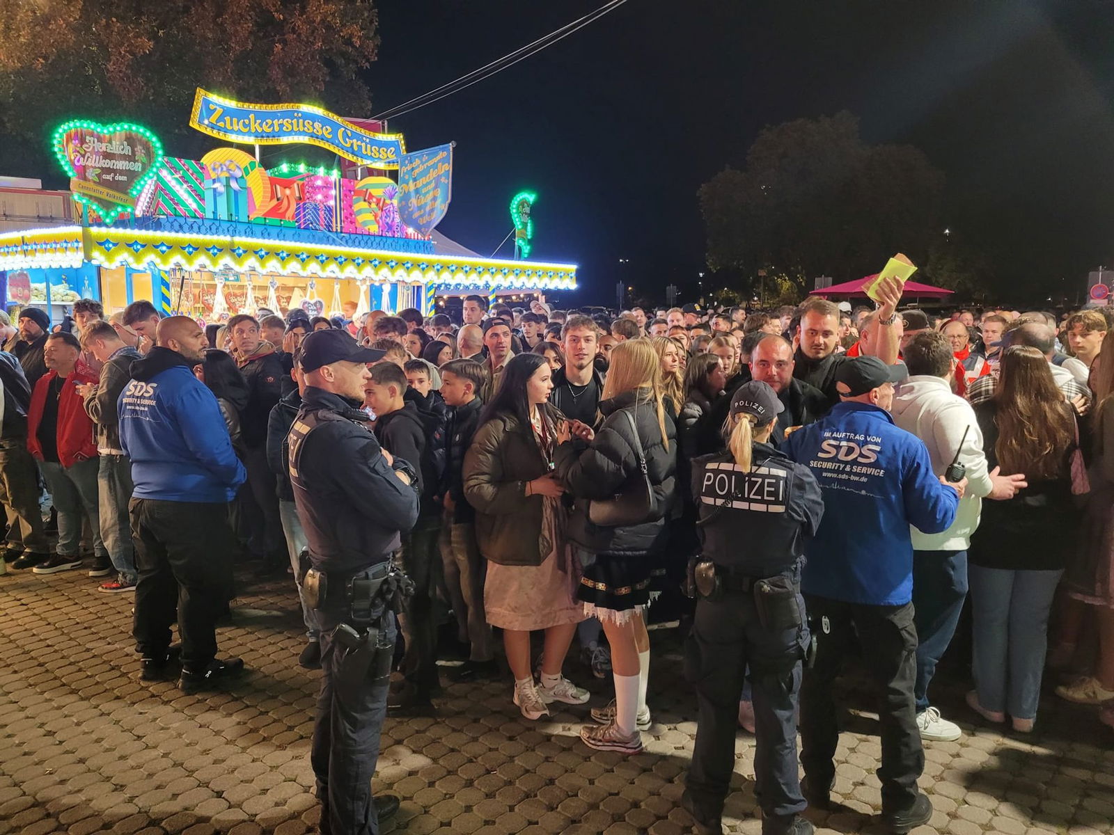 Die Polizei sperrt am Freitagabend die Zugänge zum Wasen wegen des großen Besucherandrangs.