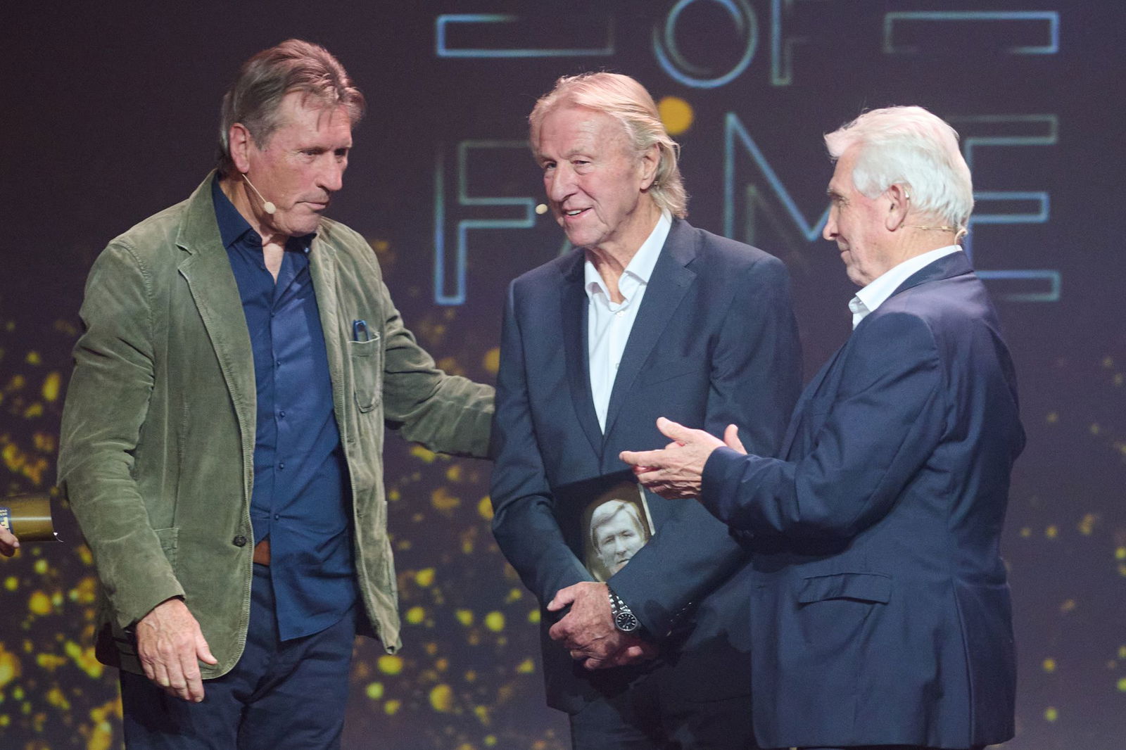 Horst Hrubesch (M) hatte bei seiner Ehrung gute Laune.