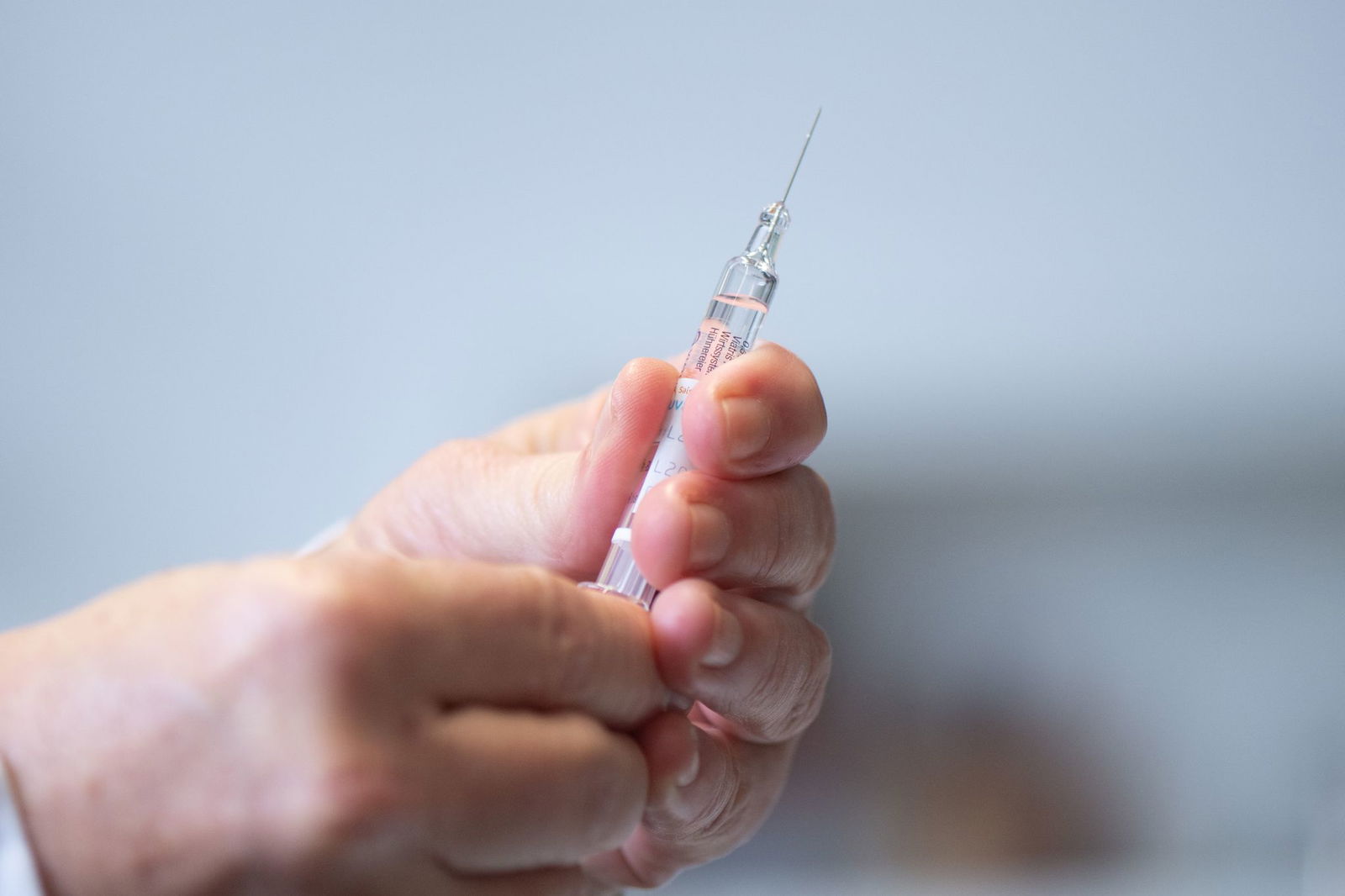 In der vergangenen Grippesaison ließen sich weniger Senioren und Seniorinnen gegen Grippe impfen. Dabei gehören Menschen über 60 zu den Risikogruppen. (Symbolbild)