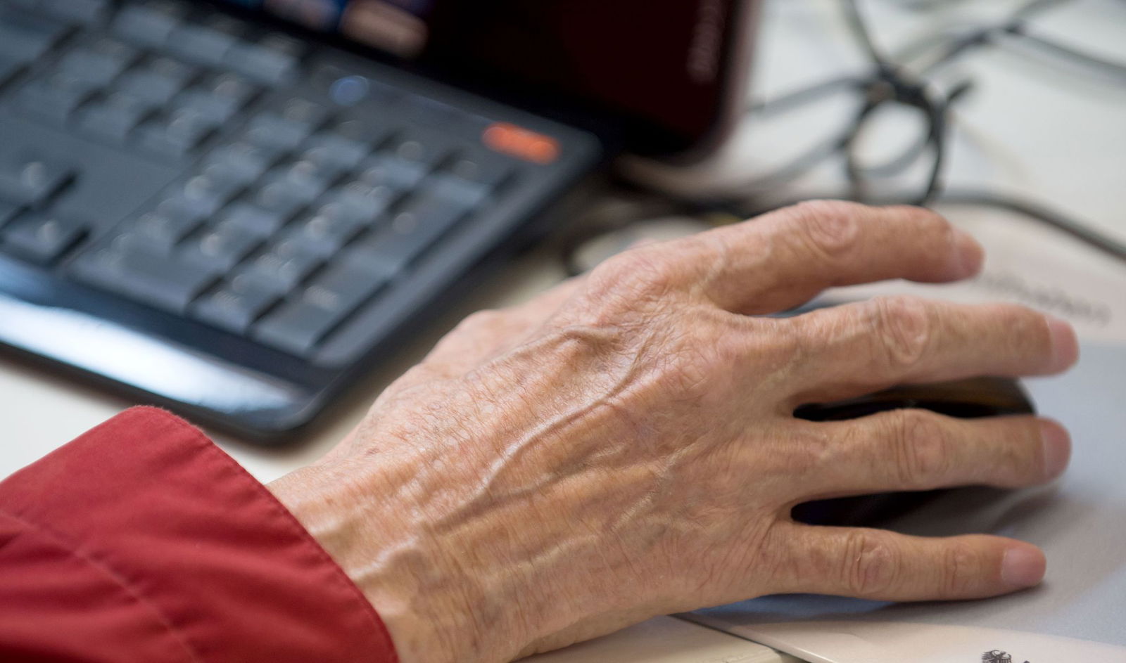 Wer auch im Alter arbeitet, soll bis zu 2.000 Euro steuerfrei verdienen können. (Symbolbild)