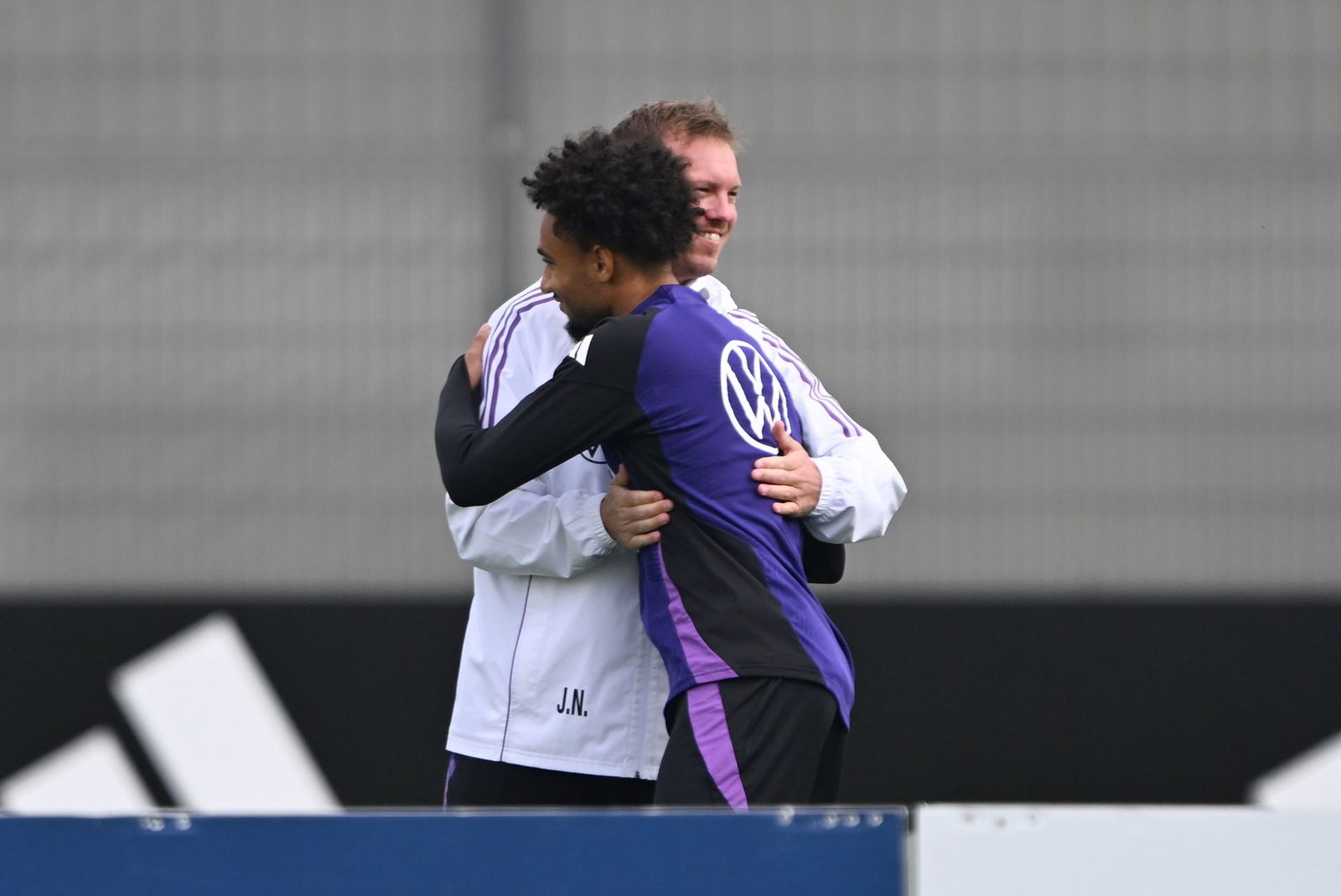 Bundestrainer Julian Nagelsmann begrüßt den nachnominierten Stürmer Kevin Schade auf dem Trainingsplatz. 