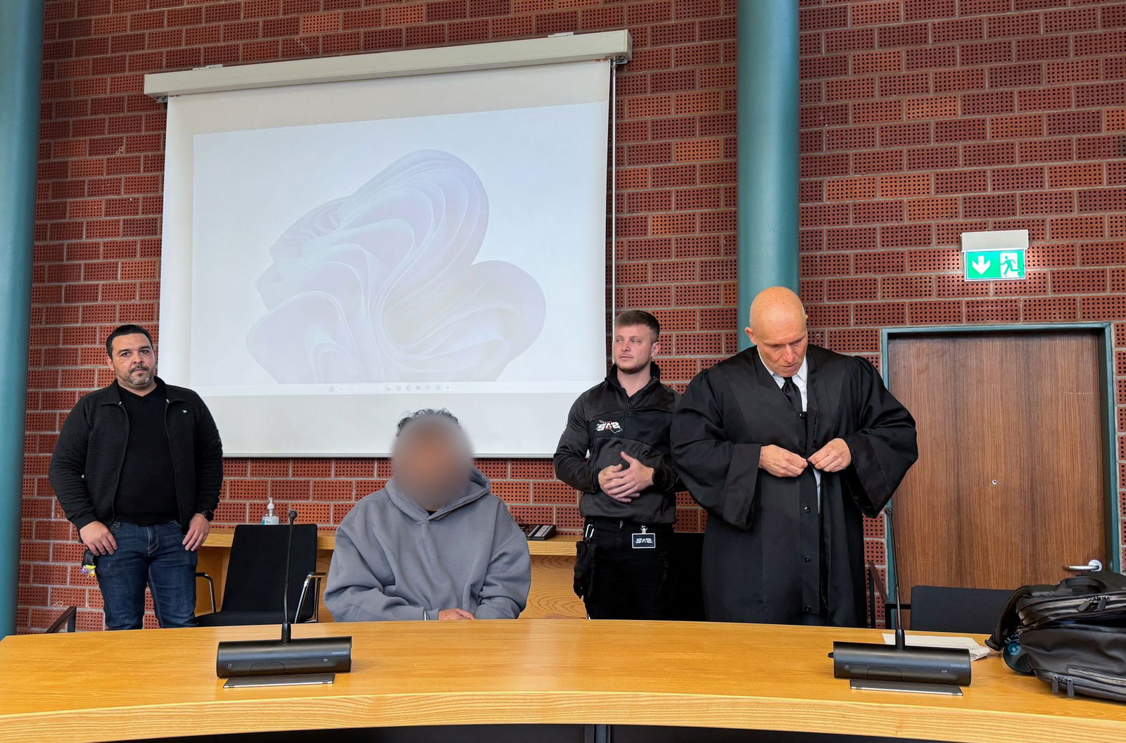 Dem angeklagten 50-Jährigen wird Mord aus niedrigen Beweggründen vorgeworfen.