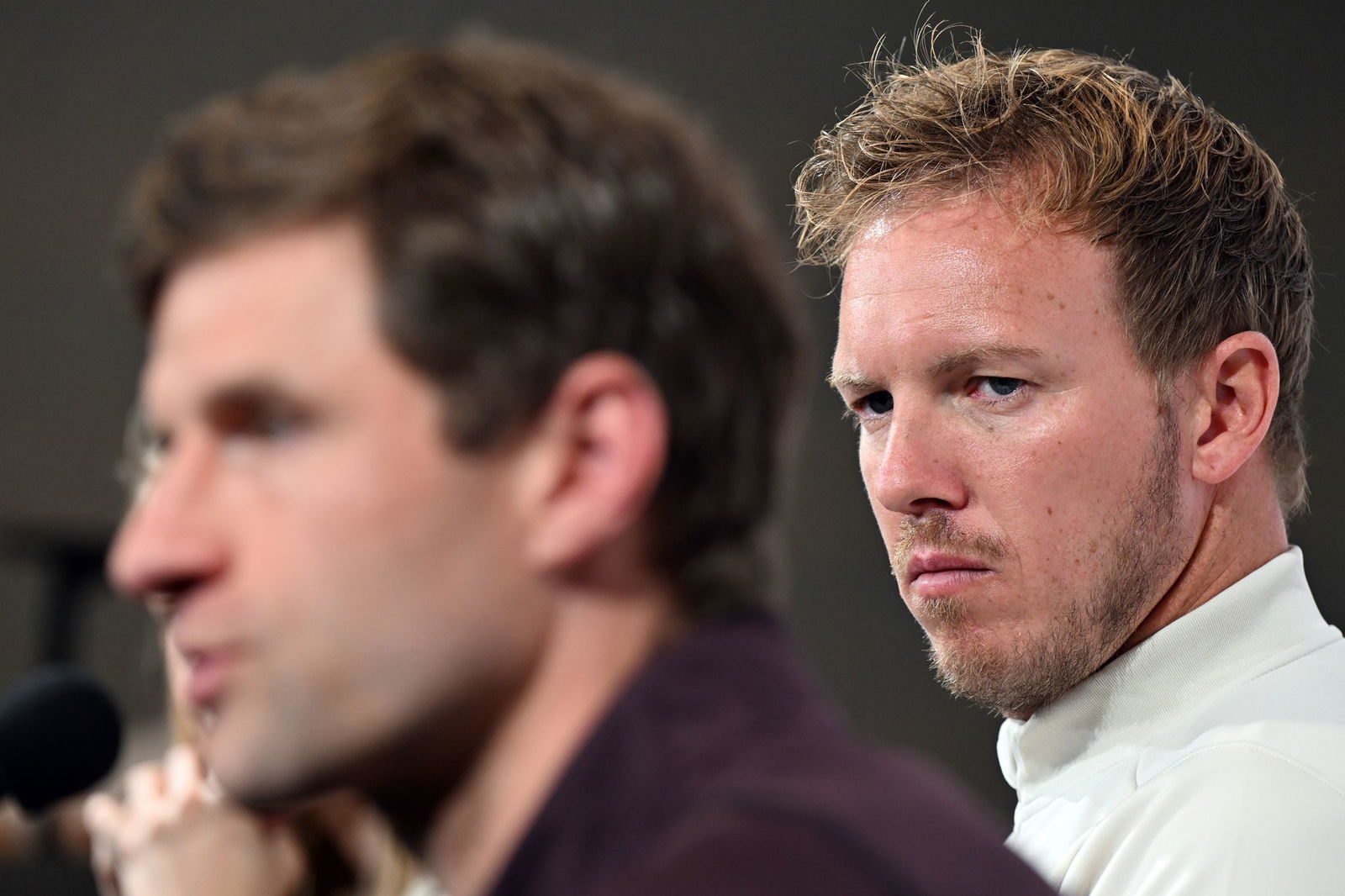 Bundestrainer Nagelsmann (r.) traut seinem Ex-Spieler Müller (l.) auch eine Laufbahn als Coach zu. (Archivbild)