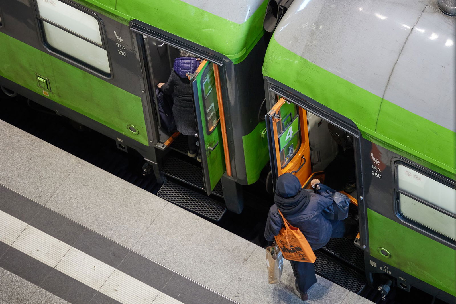 Das Reiseunternehmen Flix will sein Angebot im Fernverkehr zum Fahrplanwechsel im Dezember erweitern. (Archivbild)