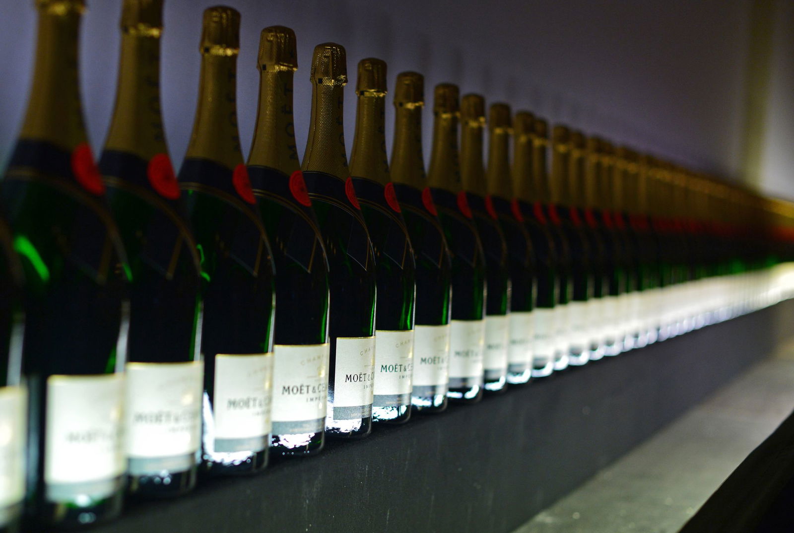 Aufgereihte Champagnerflaschen - die Marke der gestohlenen Flaschen blieb unklar. (Symbolbild)