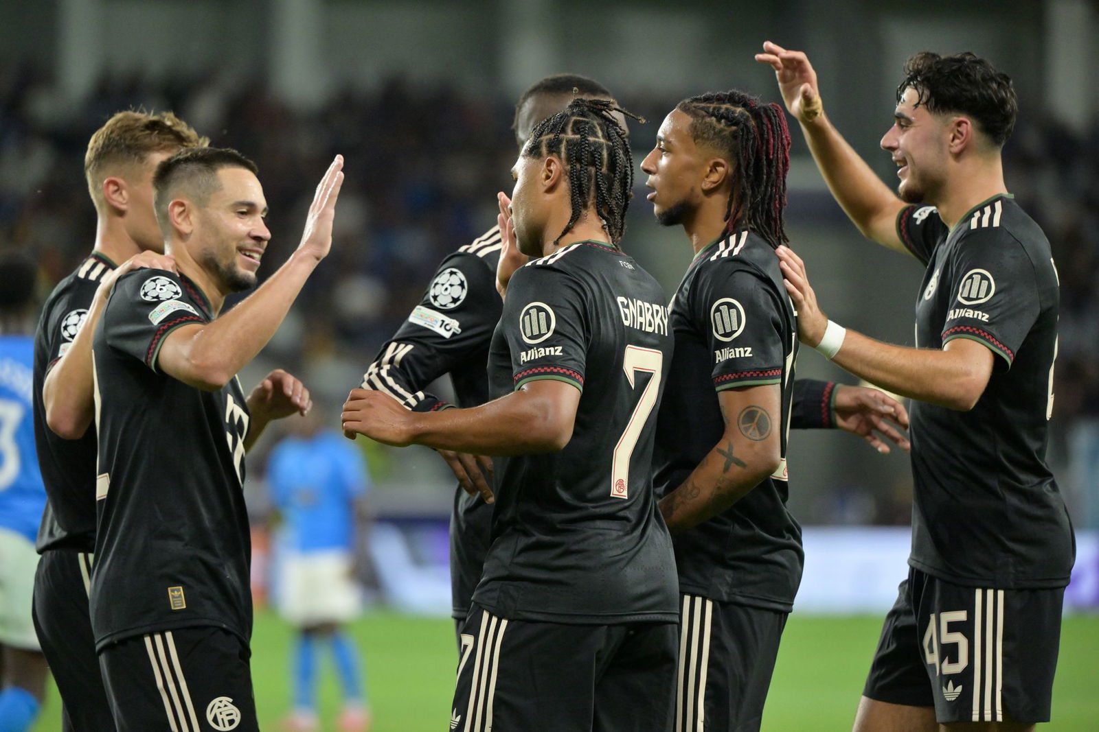 Abklatschen beim nächsten klaren Sieg: Die Bayern-Profis beim Torjubel.