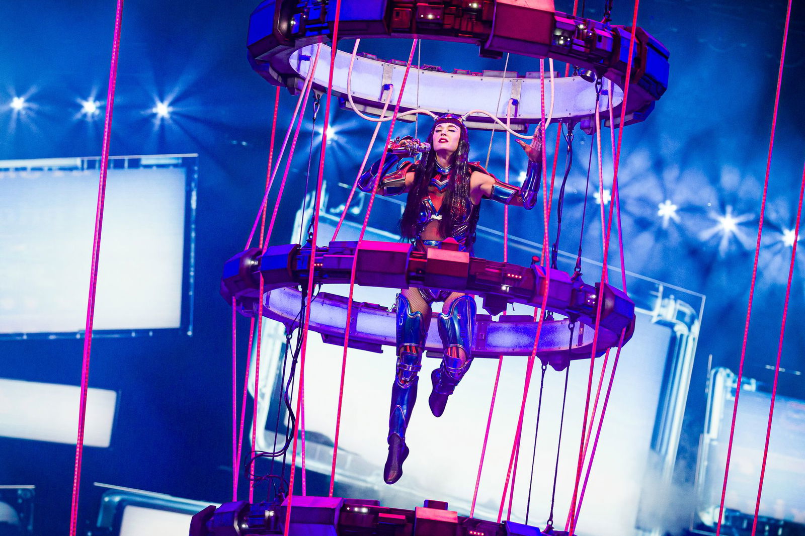 Auch in den anderen Städten soll der Popstar wie in Hannover in einer akrobatisch anspruchsvollen Show an Drahtseilen durch die Luft fliegen und auf einer metallischen Kreatur reiten.