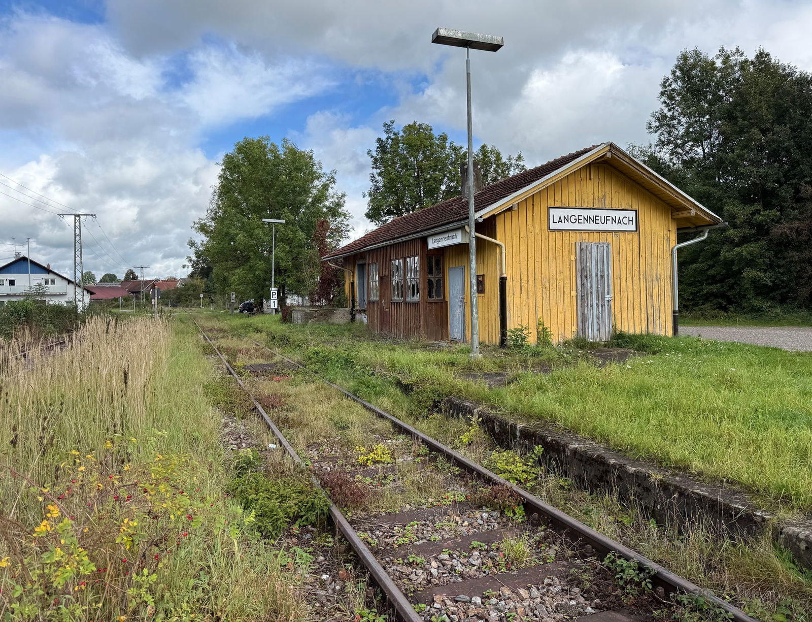 Bis Langenneufnach, hier der verfallene Bahnhof, soll die alte Staudenbahn in Landkreis Augsburg reaktiviert werden. (Archivfoto)