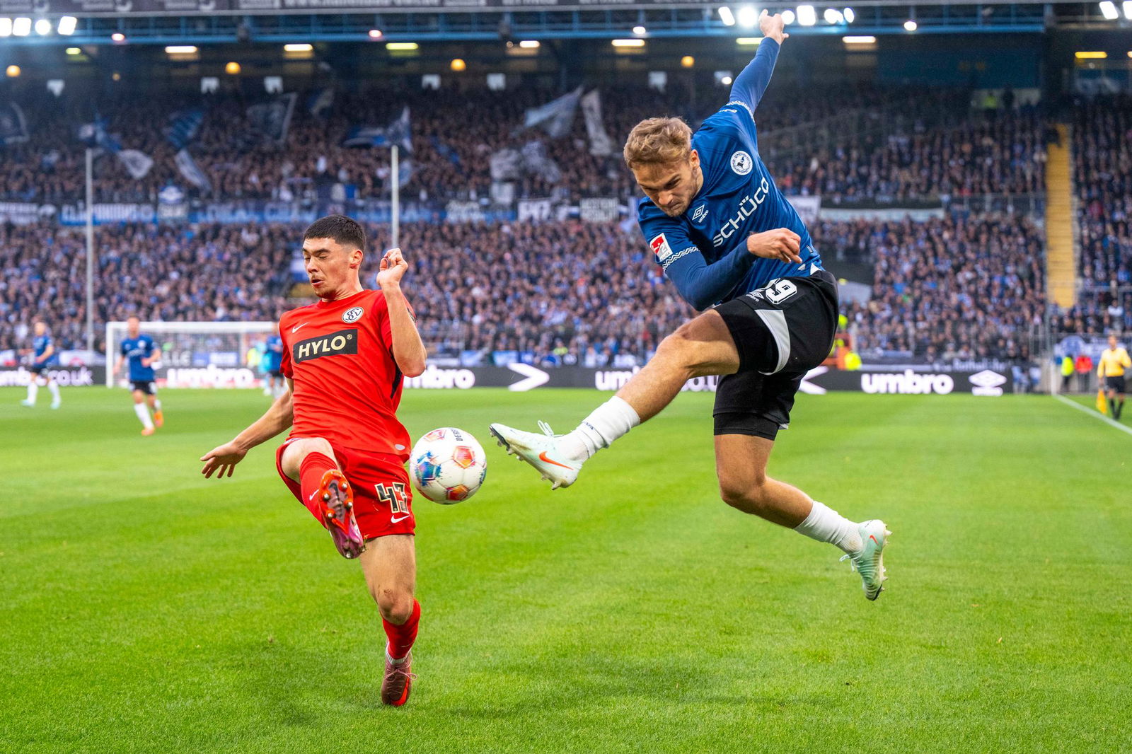 Felix Keidel (l) und die SV Elversberg hatten bei Arminia Bielefeld das Nachsehen.
