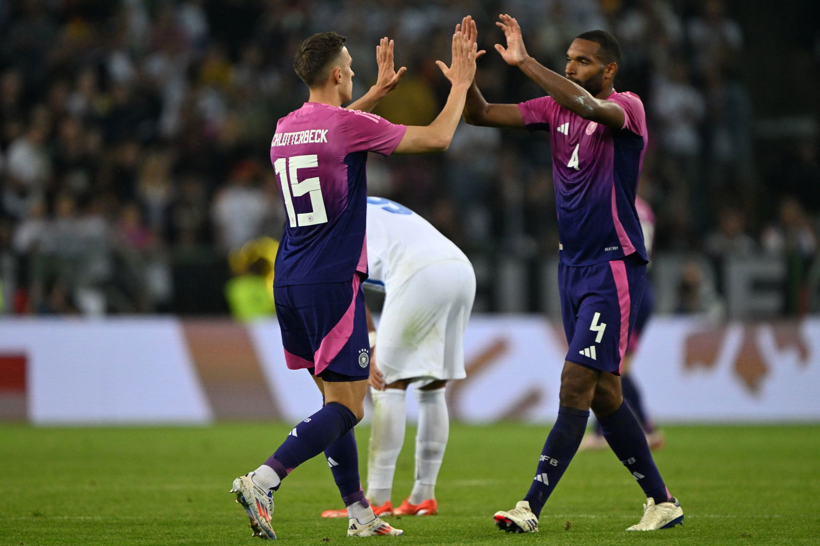 Zwei, die sich verstehen auf dem Platz: Nico Schlotterbeck (l) und Jonathan Tah.