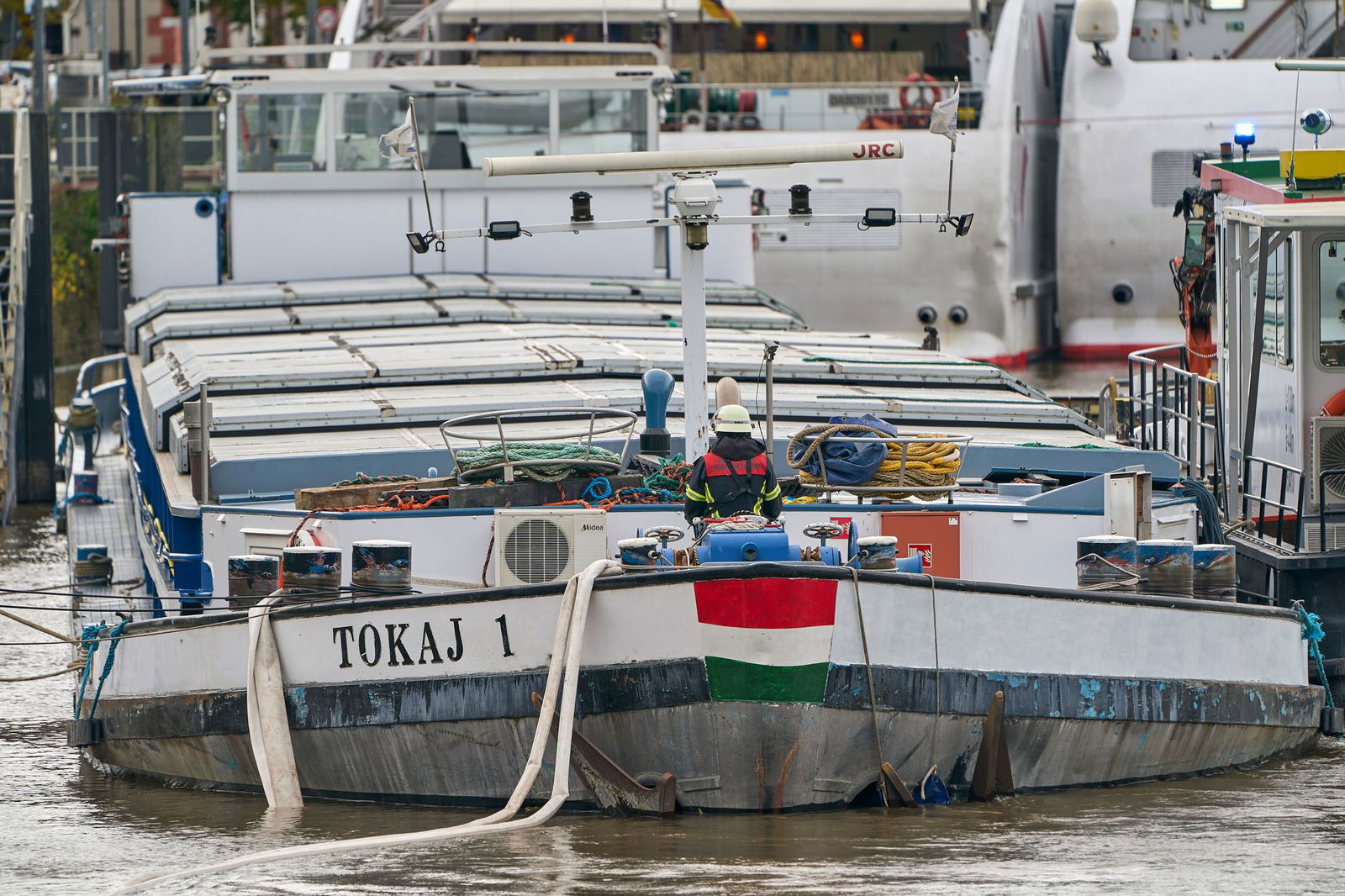 Der Frachter wird ausgepumpt.