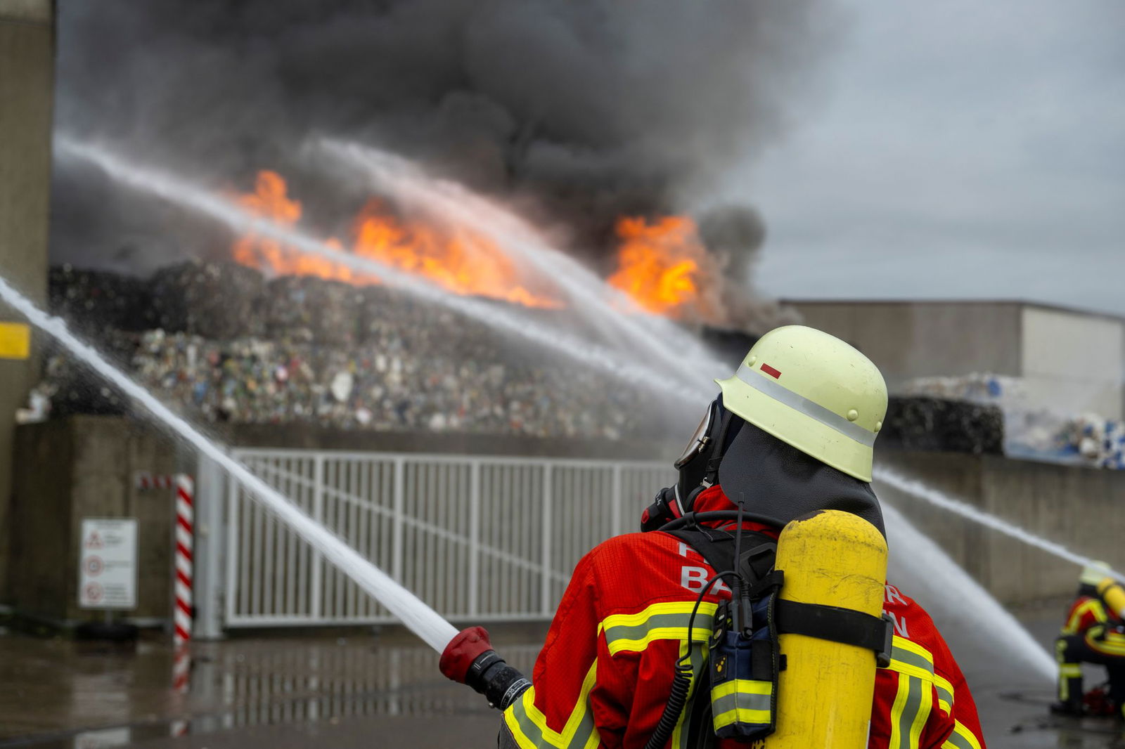Die Feuerwehr vor Ort im Einsatz. 