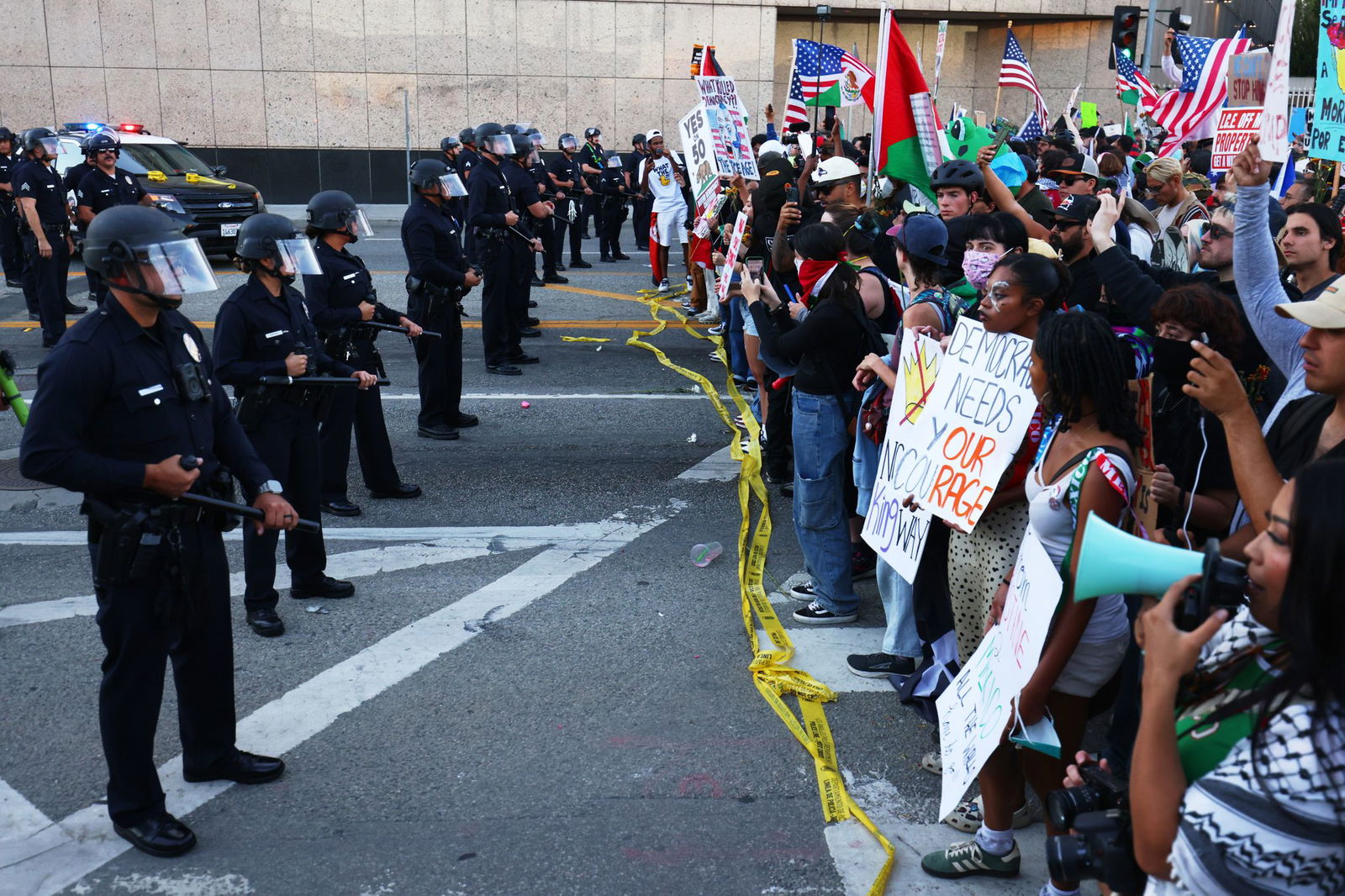 Die Demonstranten beschuldigen Trump, Kritiker schrittweise mundtot zu machen.