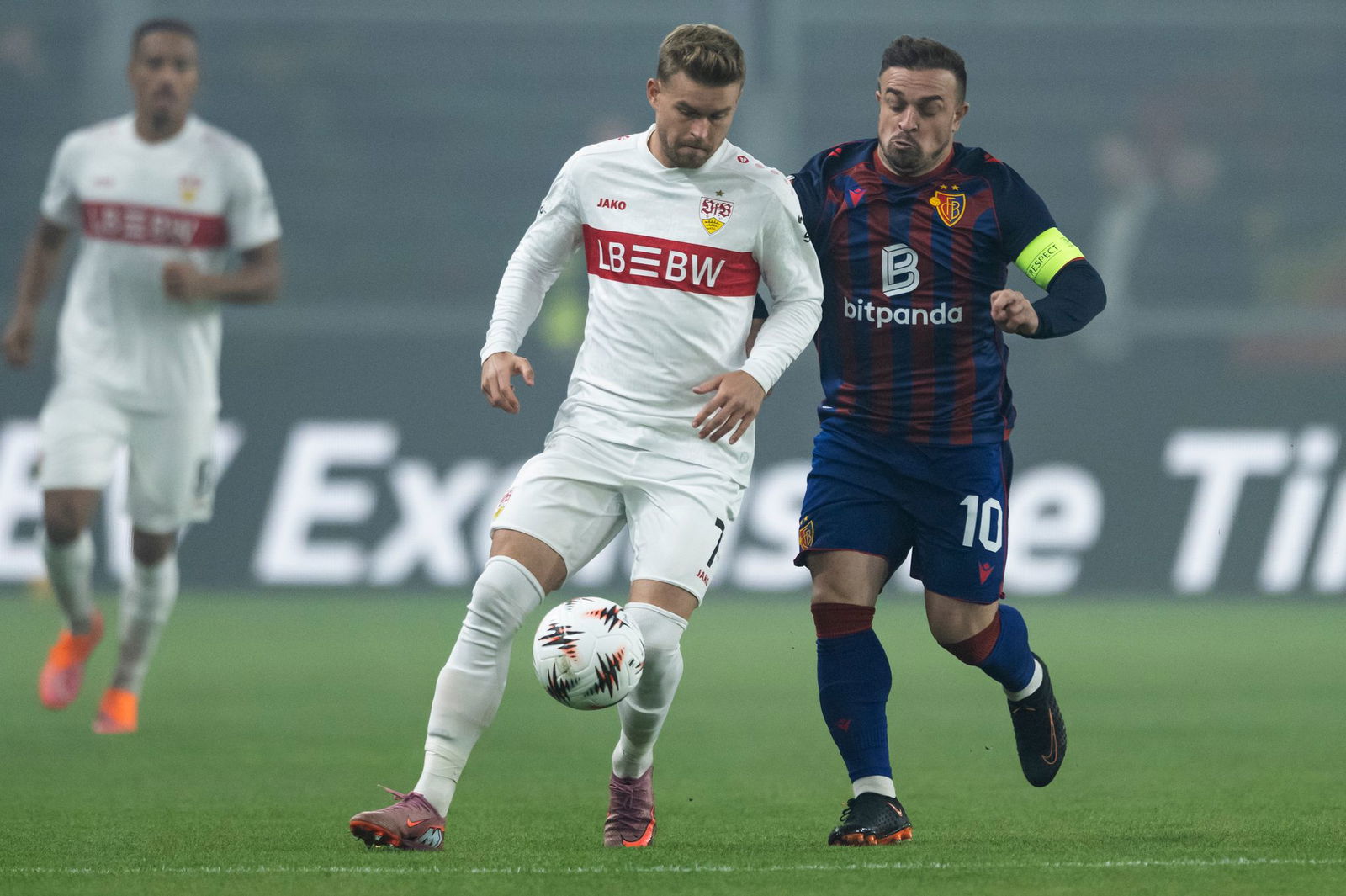 Basels Stratege Xherdan Shaqiri (r.) im Duell mit Stuttgarts Maximilian Mittelstädt.