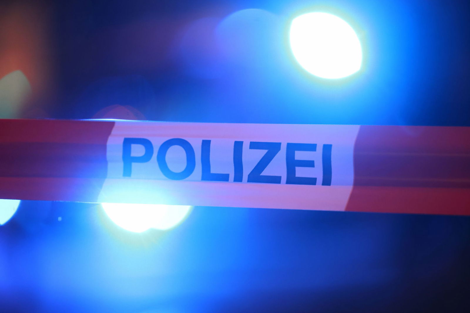 Die Polizei kann den Mann am Ende überwältigen. (Symbolbild)