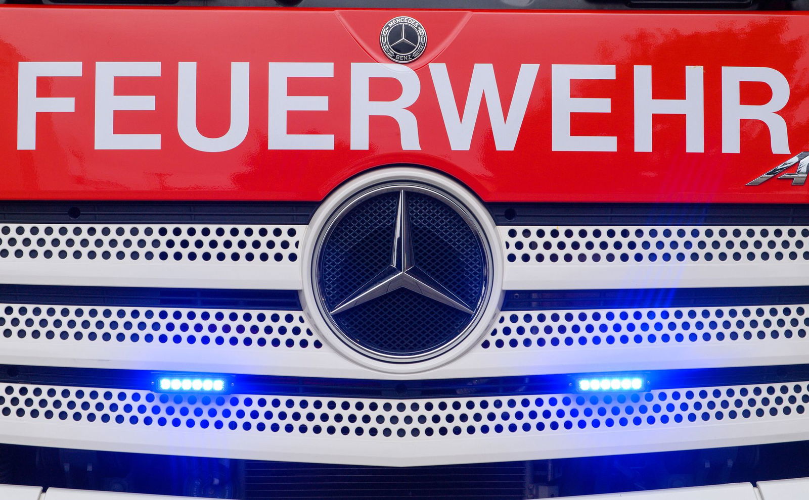 Feuerwehrleute mussten ein zweites Mal zu dem Lokschuppen in Crailsheim anrücken. (Symbolbild)