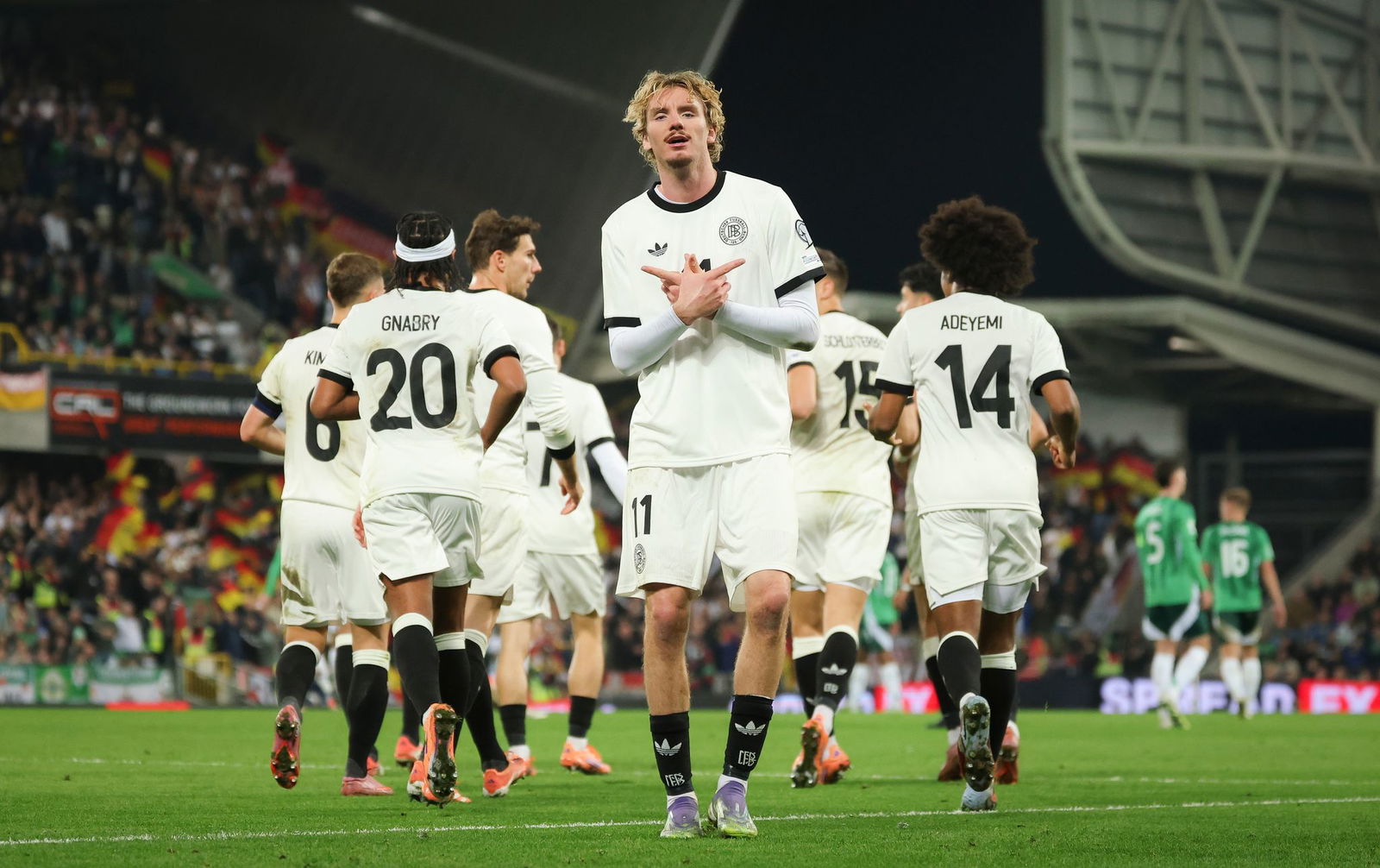 Nick Woltemade feiert seinen Treffer gegen Nordirland. 