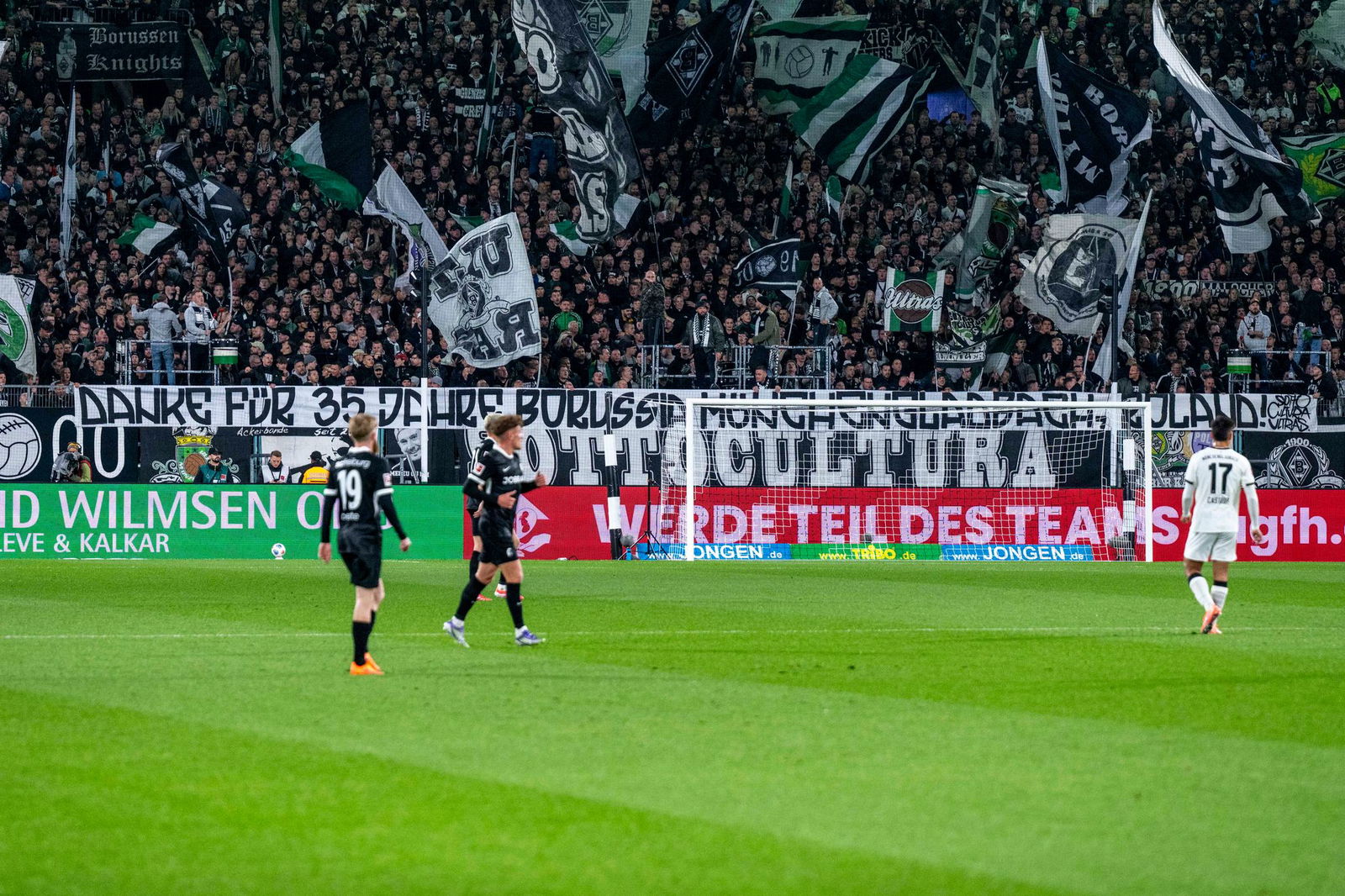 Mit einem Spruchband haben sich die Gladbacher Fans bei Roland Virkus bedankt.