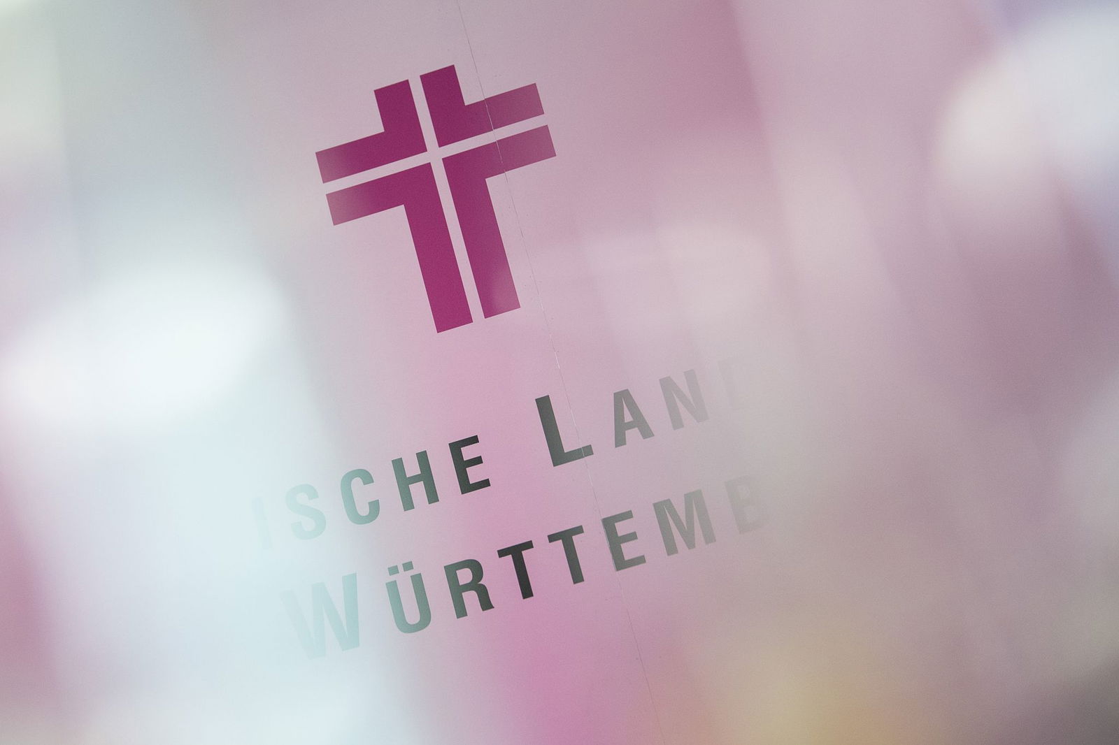 200 Opfer von sexualisierter Gewalt haben in den vergangenen Jahren Entschädigungen von der Evangelischen Landeskirche in Württemberg erhalten. (Symbolbild)