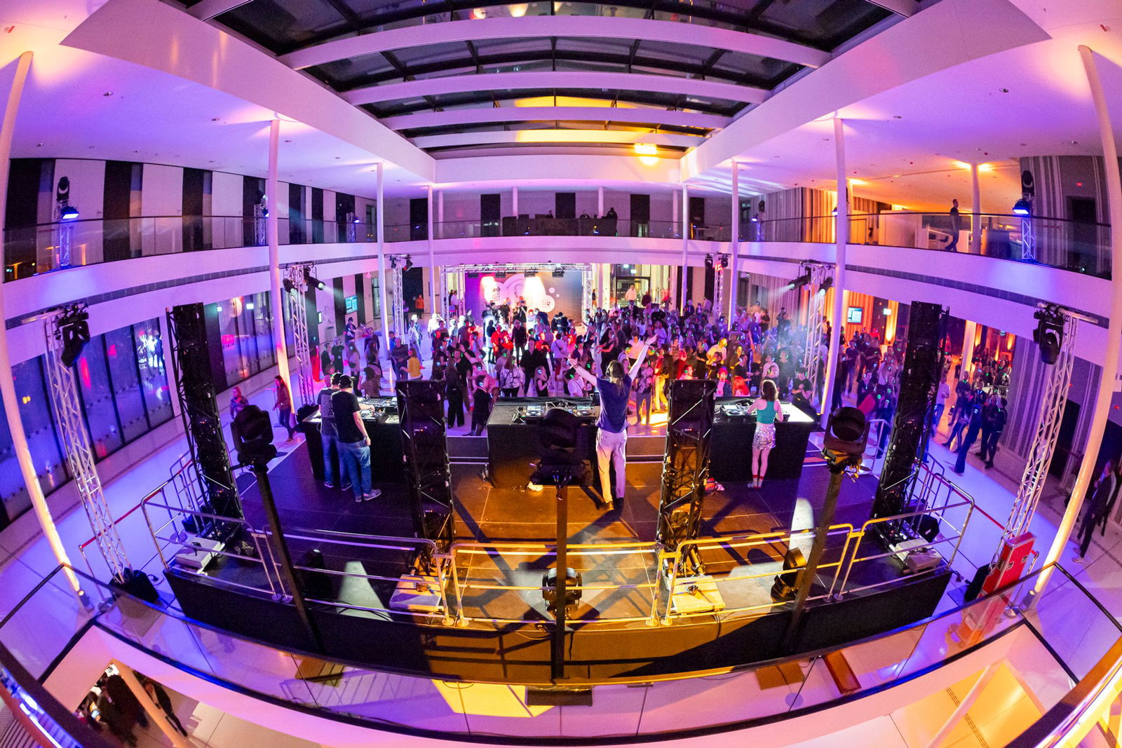 Hunderte Partygäste haben in Niedersachsens Landtag gefeiert. 