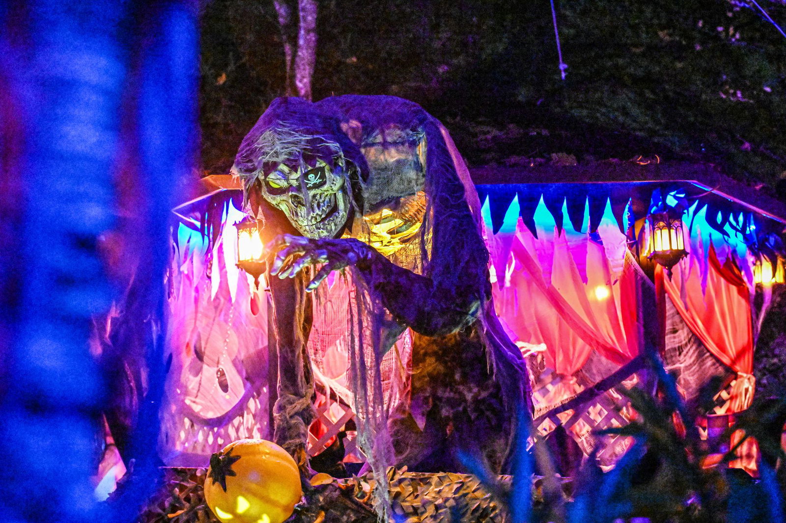 Nicht nur Schreckensmomente, sondern auch Gutes tun: Die Familie König sammelt mit ihrem Halloween-Haus Spenden für die „Radio 7 Drachenkinder“.