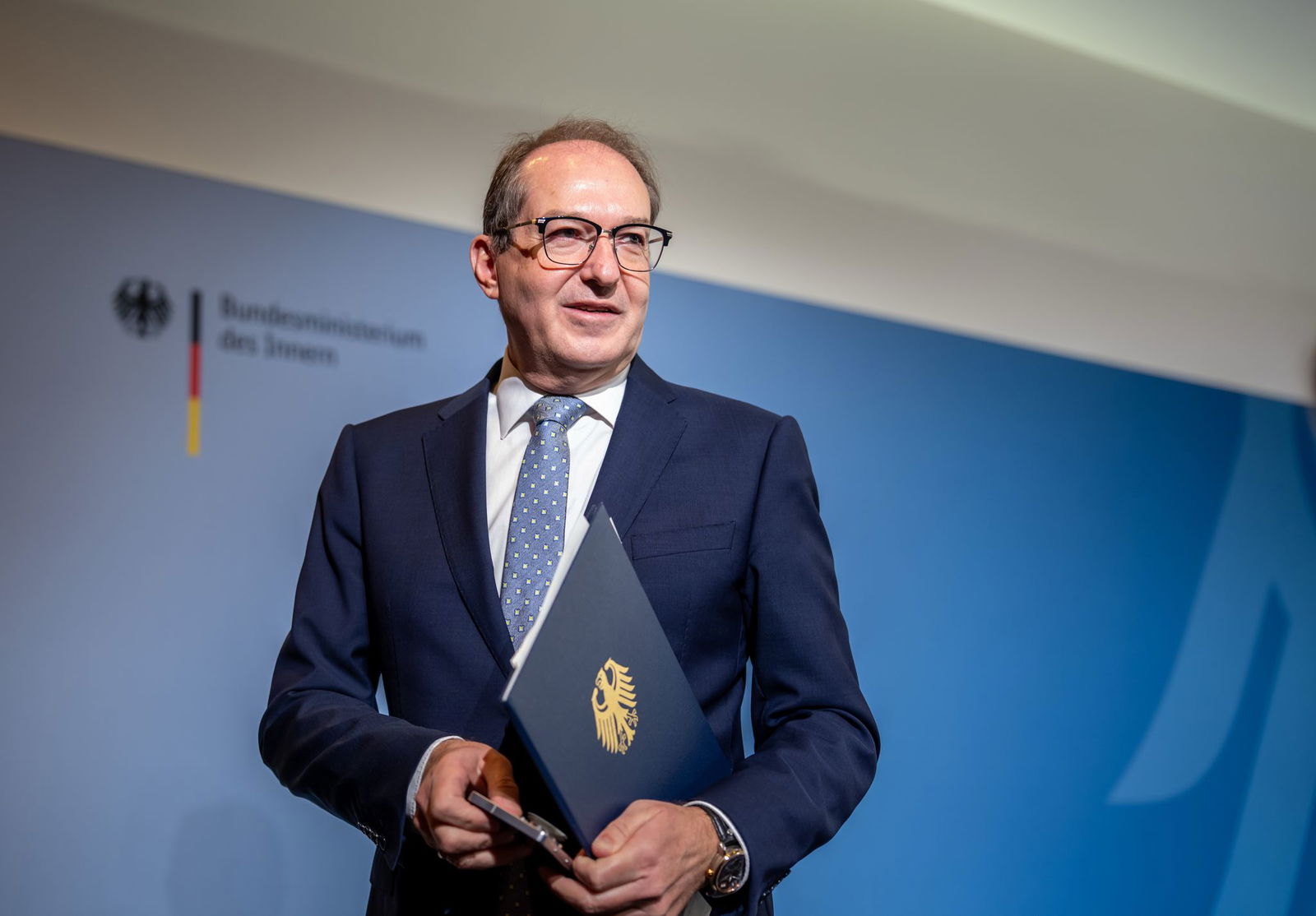 Bundesinnenminister Alexander Dobrindt nennt das neue Bundespolizeigesetz einen großen Wurf und kündigt den zügigen Aufbau neuer Strukturen zur Drohnenabwehr an. 