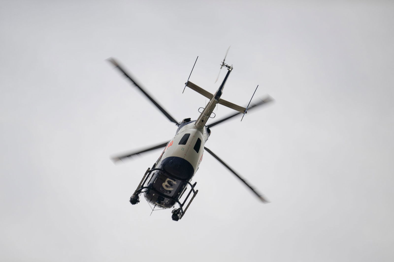 Die Polizei suchte unter anderem mit einem Hubschrauber nach den Tätern. (Symbolbild)