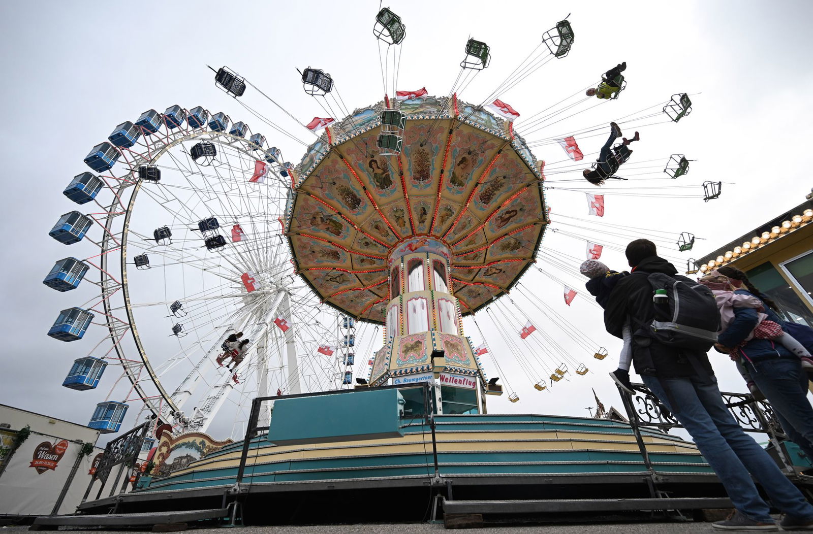 Kettenkarussell und Riesenrad drehen sich auf dem Cannstatter Wasen. (Archivbild)