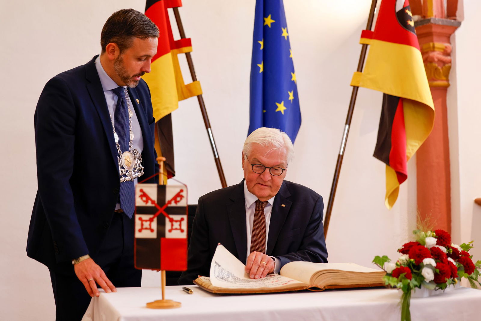 Steinmeier zeigte sich in Andernach erleichtert über die Freilassung der Geiseln. 