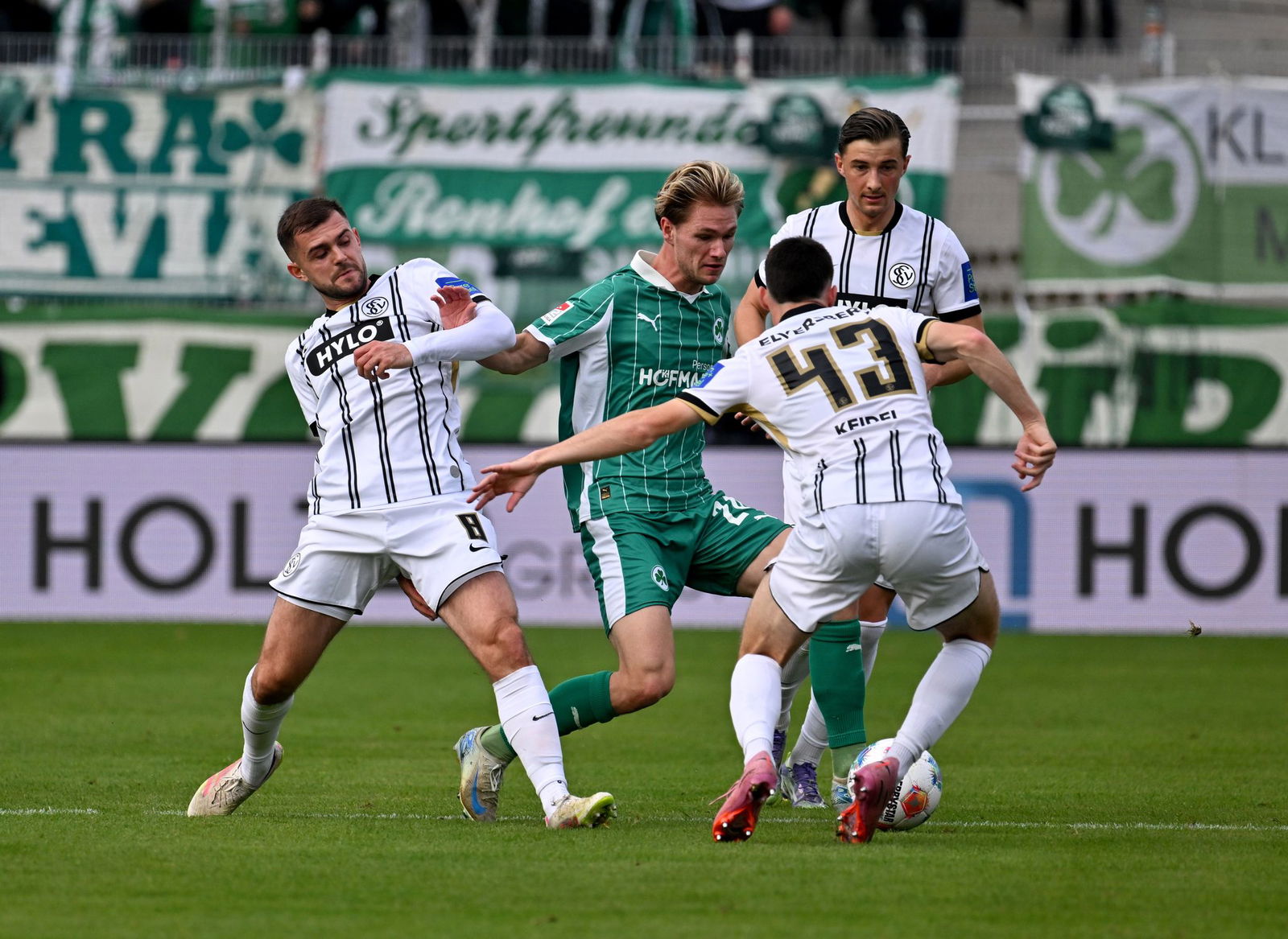 Fürth und Marco John (M.) von Elversbergern umzingelt. 