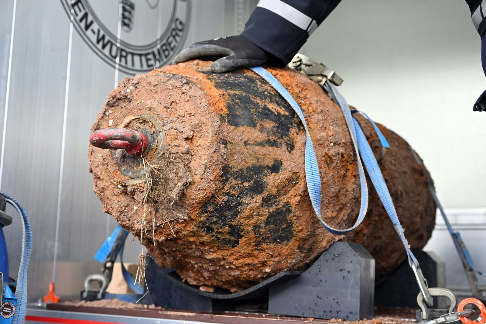 Die Bombe wiegt eine halbe Tonne.