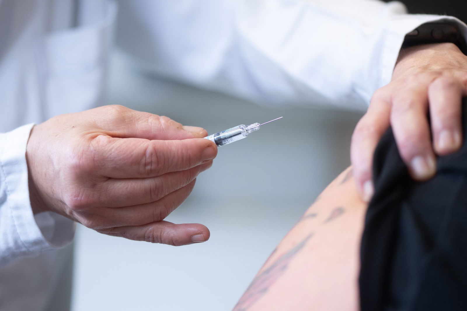 Nach einer Impfung fordert ein Mann von seiner Ärztin Schmerzensgeld. (Archivbild)