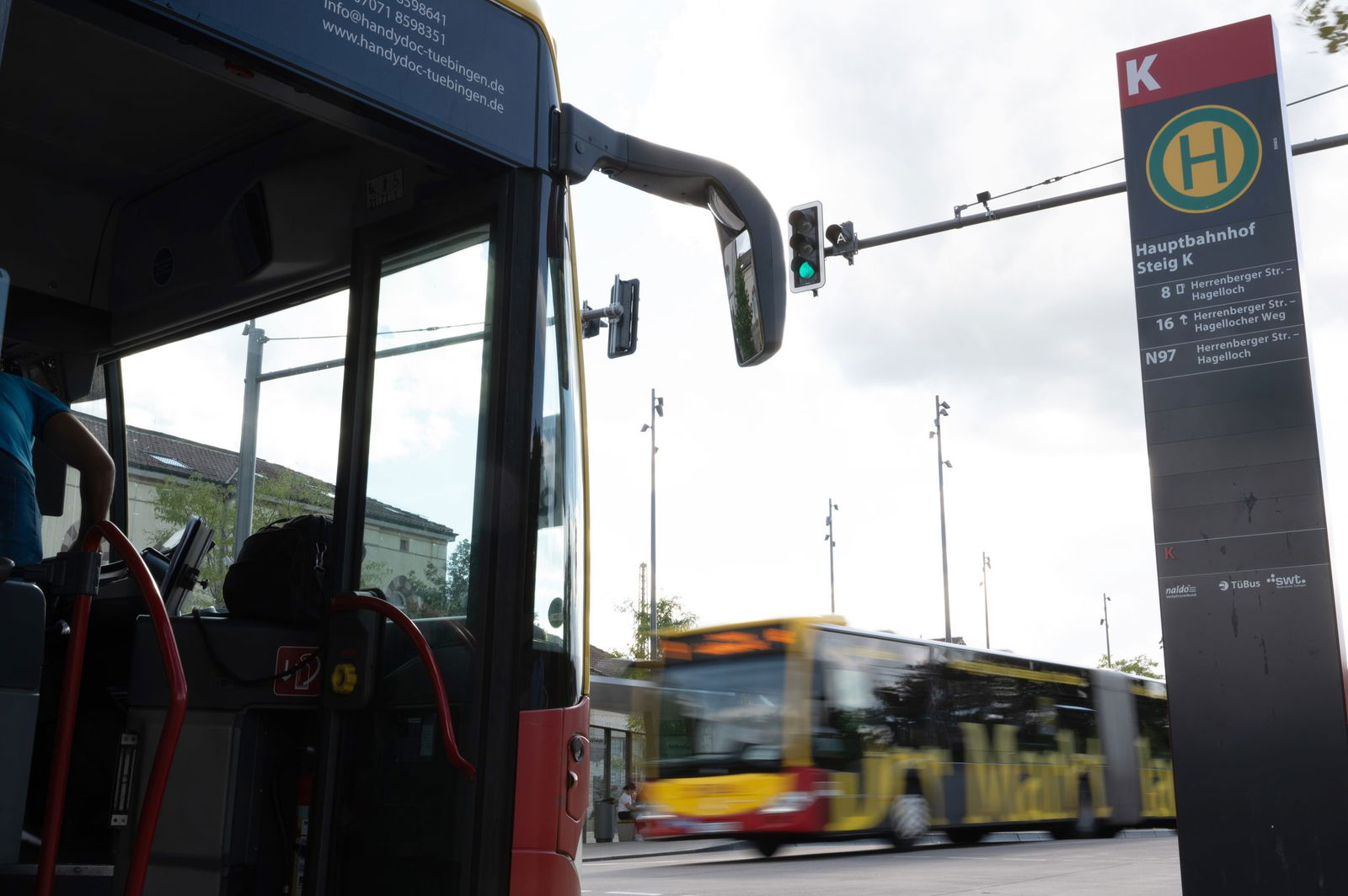 Der Busfahrer wollte laut Polizei Platz für einen anderen Bus machen. (Symbolbild)