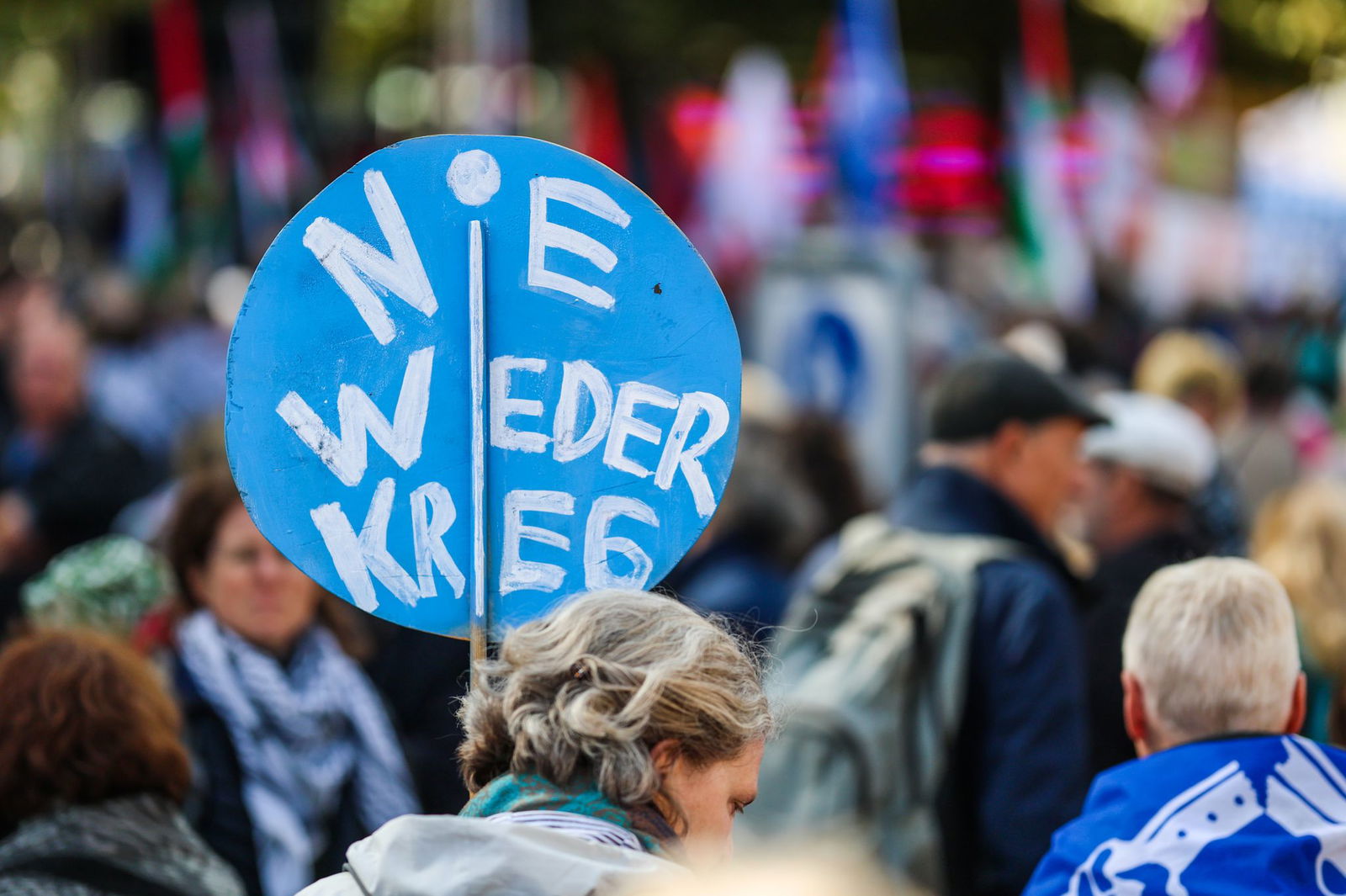 Friedensinitiativen hatten zu der Demonstration in Stuttgart aufgerufen. 