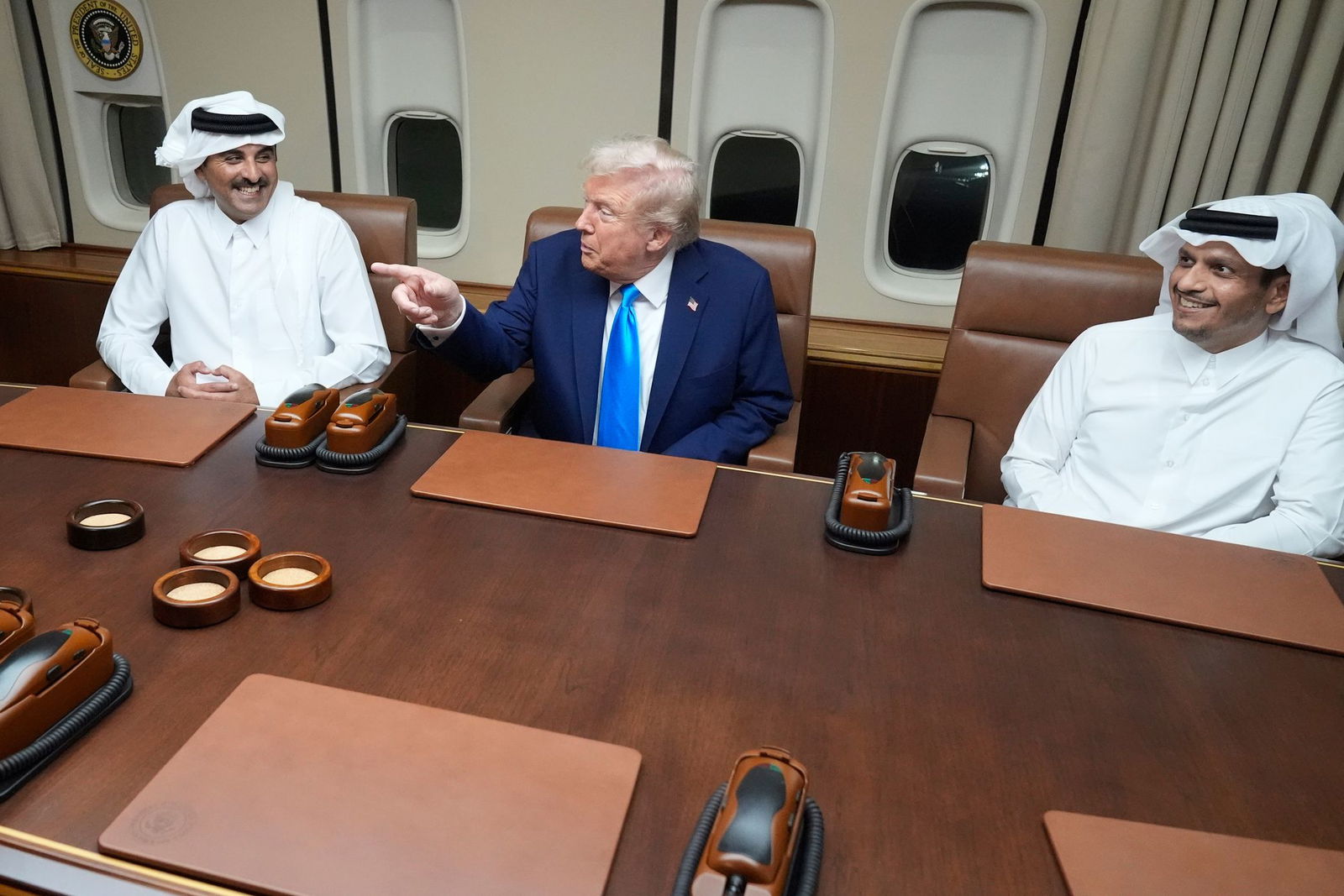 Der US-Präsident trifft den Emir von Katar und den Ministerpräsidenten des Landes an Bord der Air Force One. 