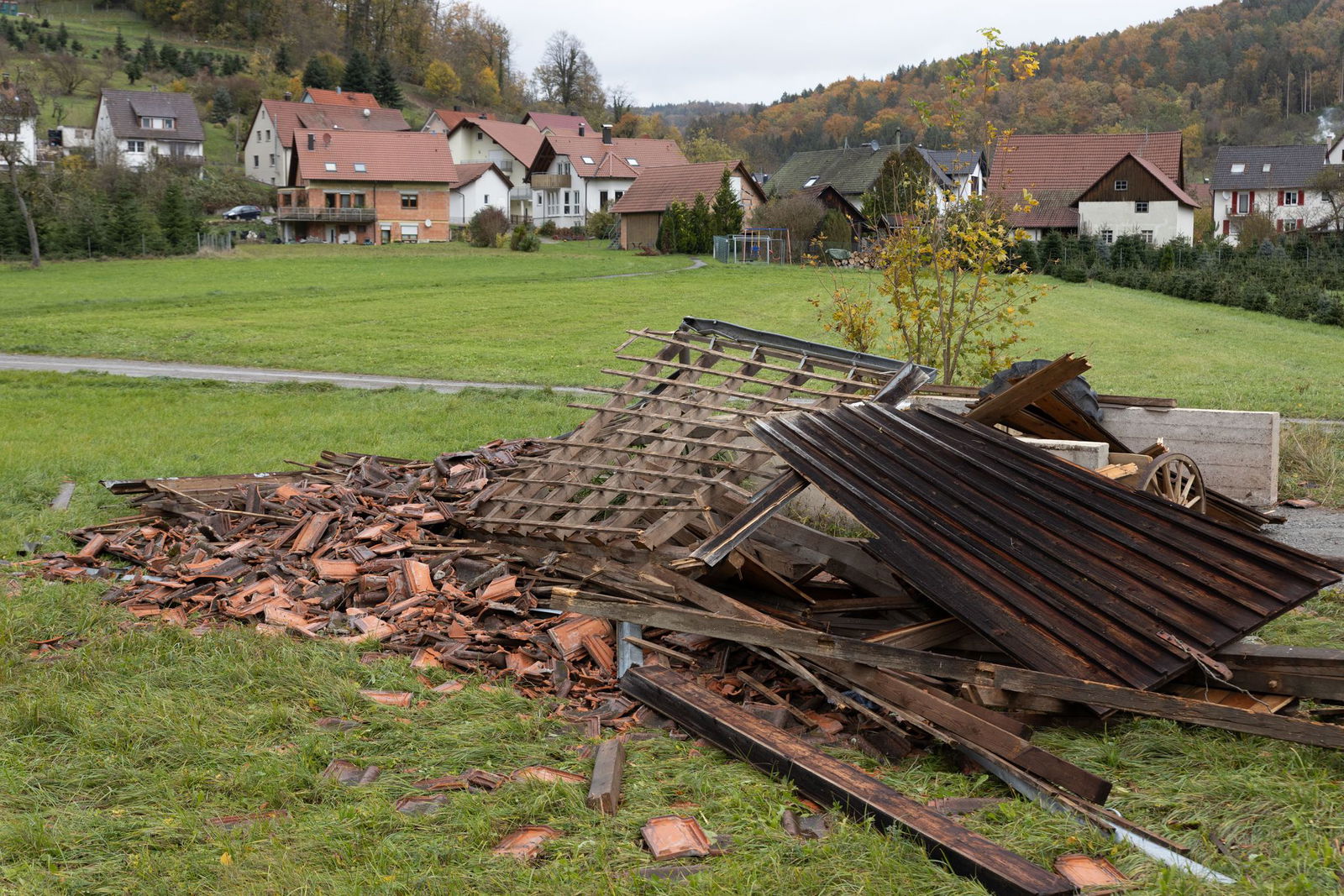 Sturmtief «Joshua» hat eine Scheune zerlegt.