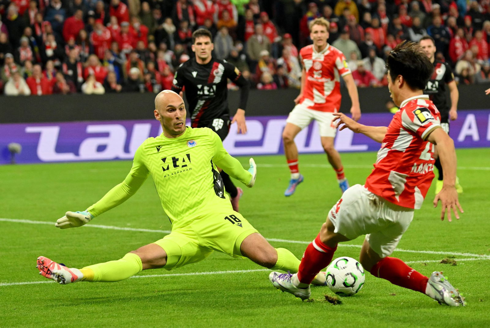 Mutiger Auftritt: Gästekeeper Karacic war immer wieder gefordert.