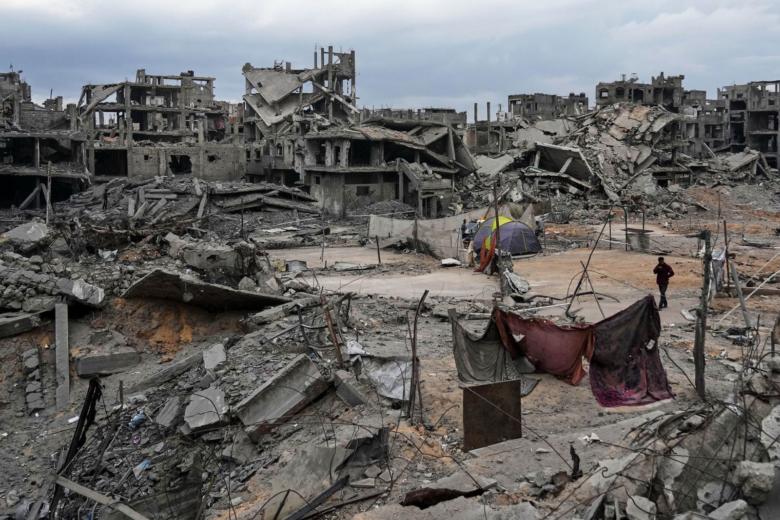 Viele Leichen von Geiseln könnten mutmaßlich unter den Ruinen ausgebombter Gebäude oder in Tunnelschächten verschüttet sein. (Archivbild)