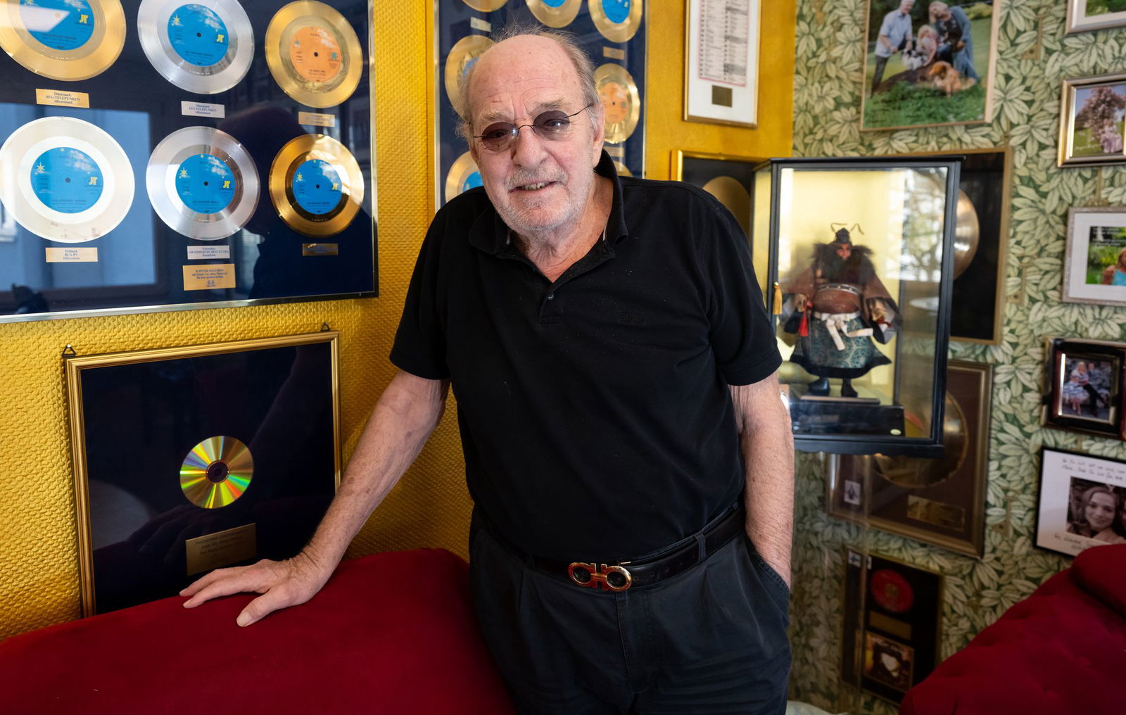 In seinem Büro in der Nähe von München hat Ralph Siegel zahlreiche Auszeichnungen hängen. (Archivbild)